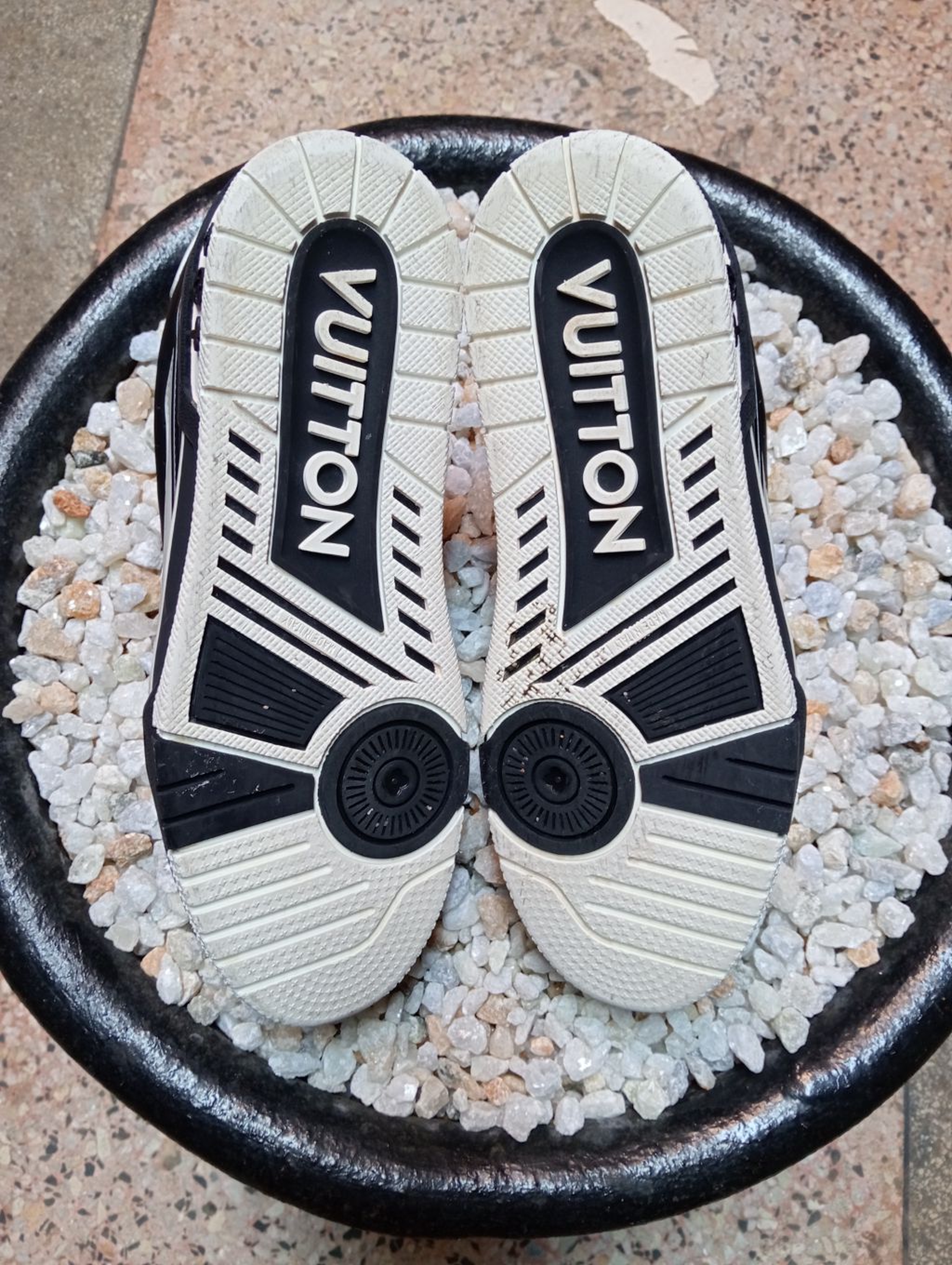 LOUIS VUITTON TRAINERS 🖤