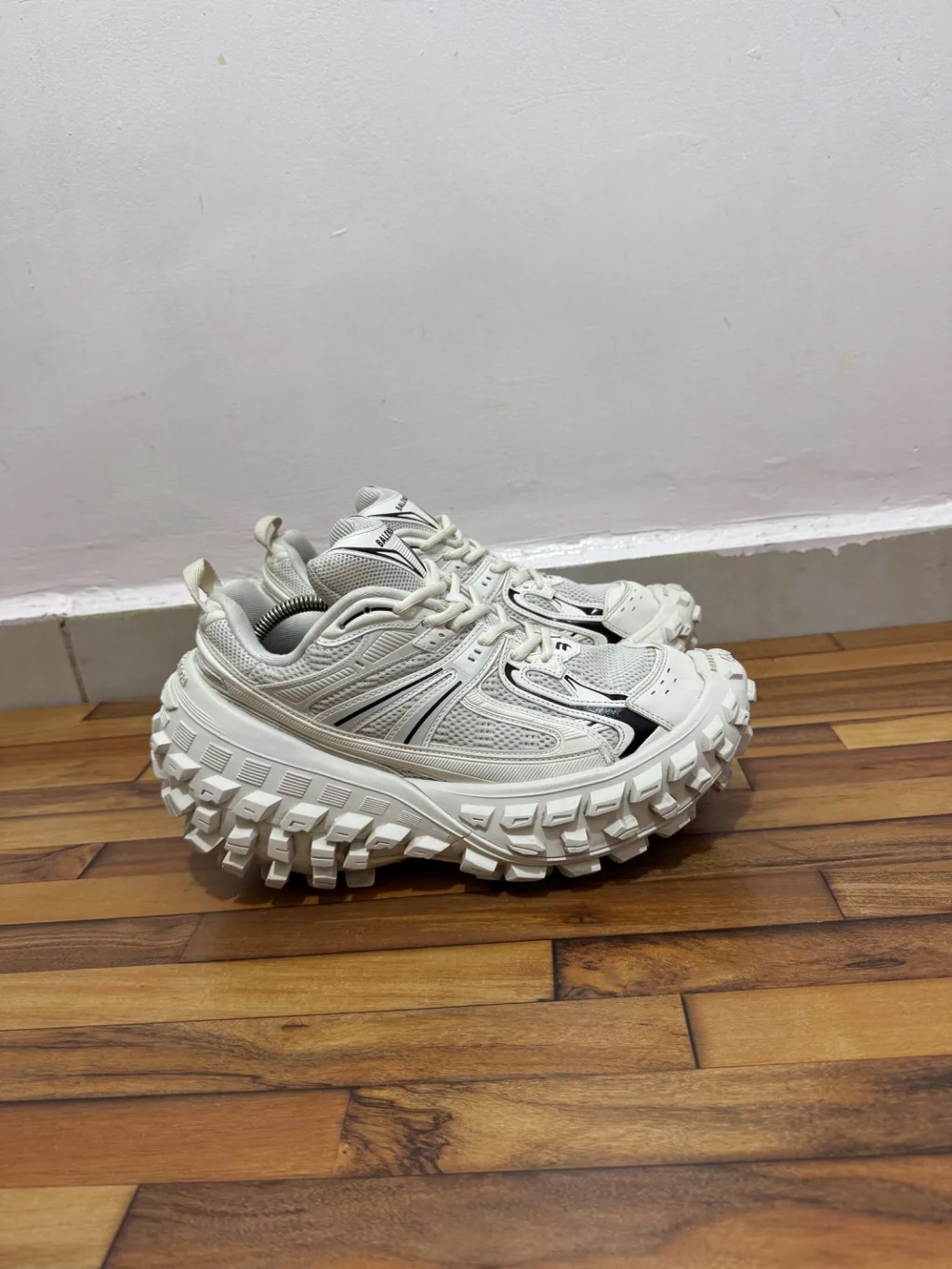 BALENCIAGA DEFENDERS 🤍