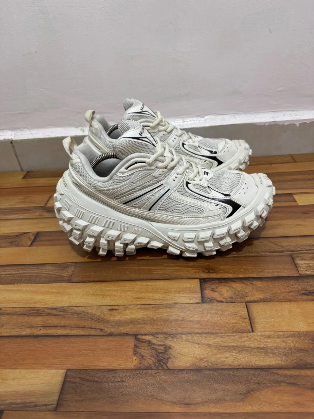 BALENCIAGA DEFENDERS 🤍