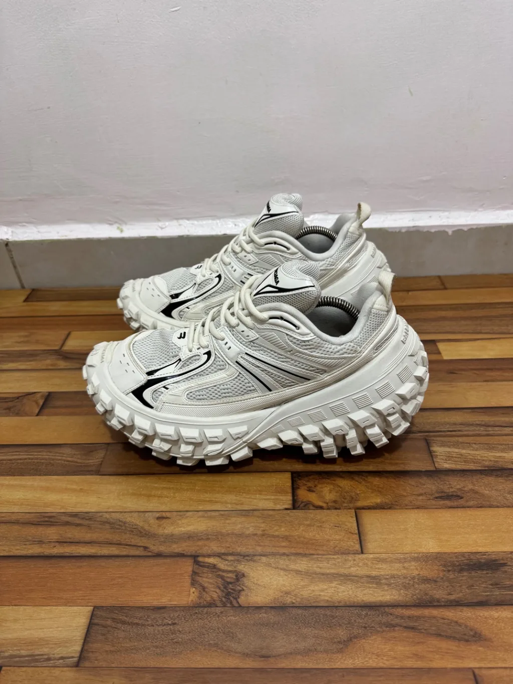 BALENCIAGA DEFENDERS 🤍