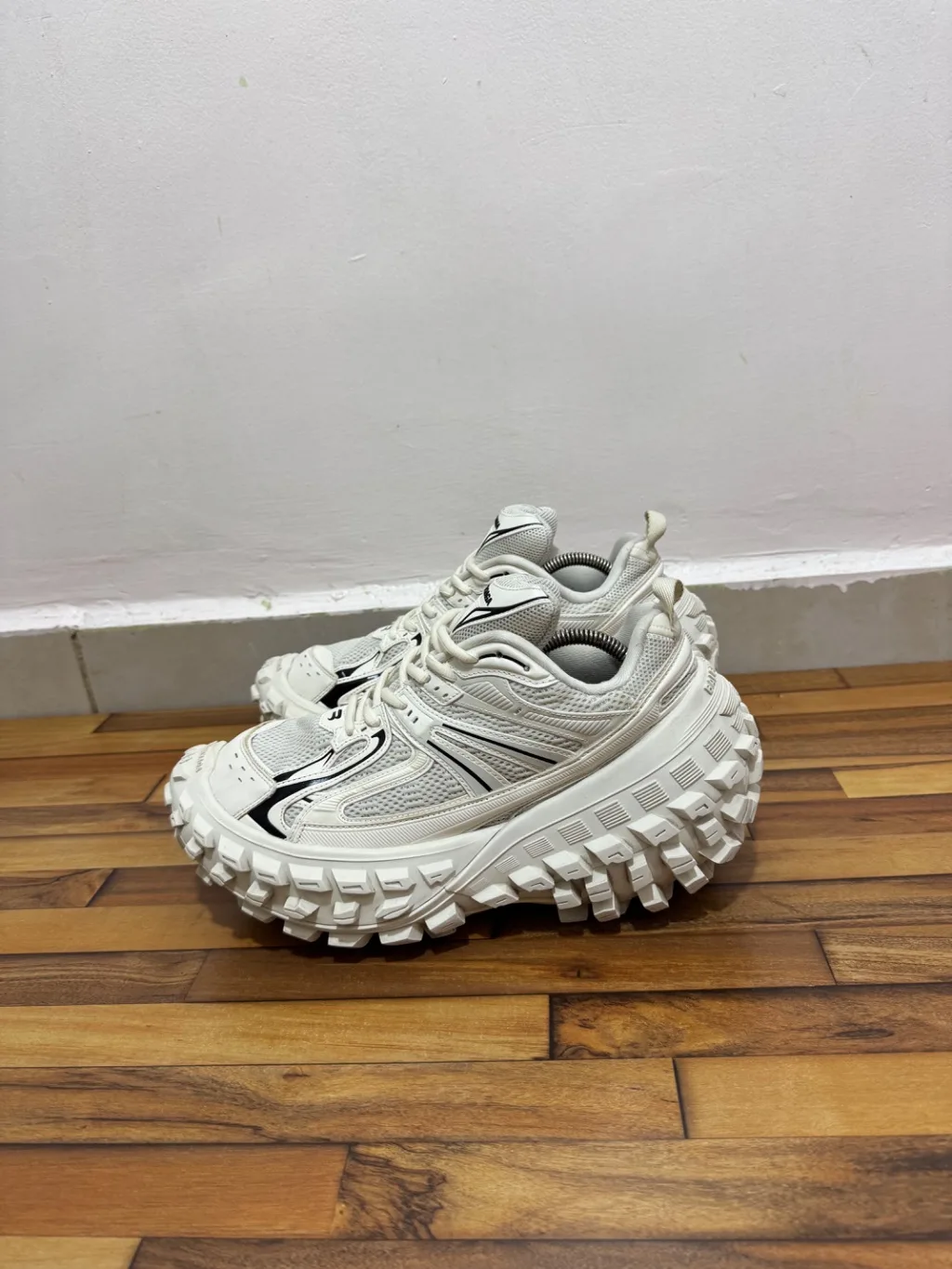 BALENCIAGA DEFENDERS 🤍