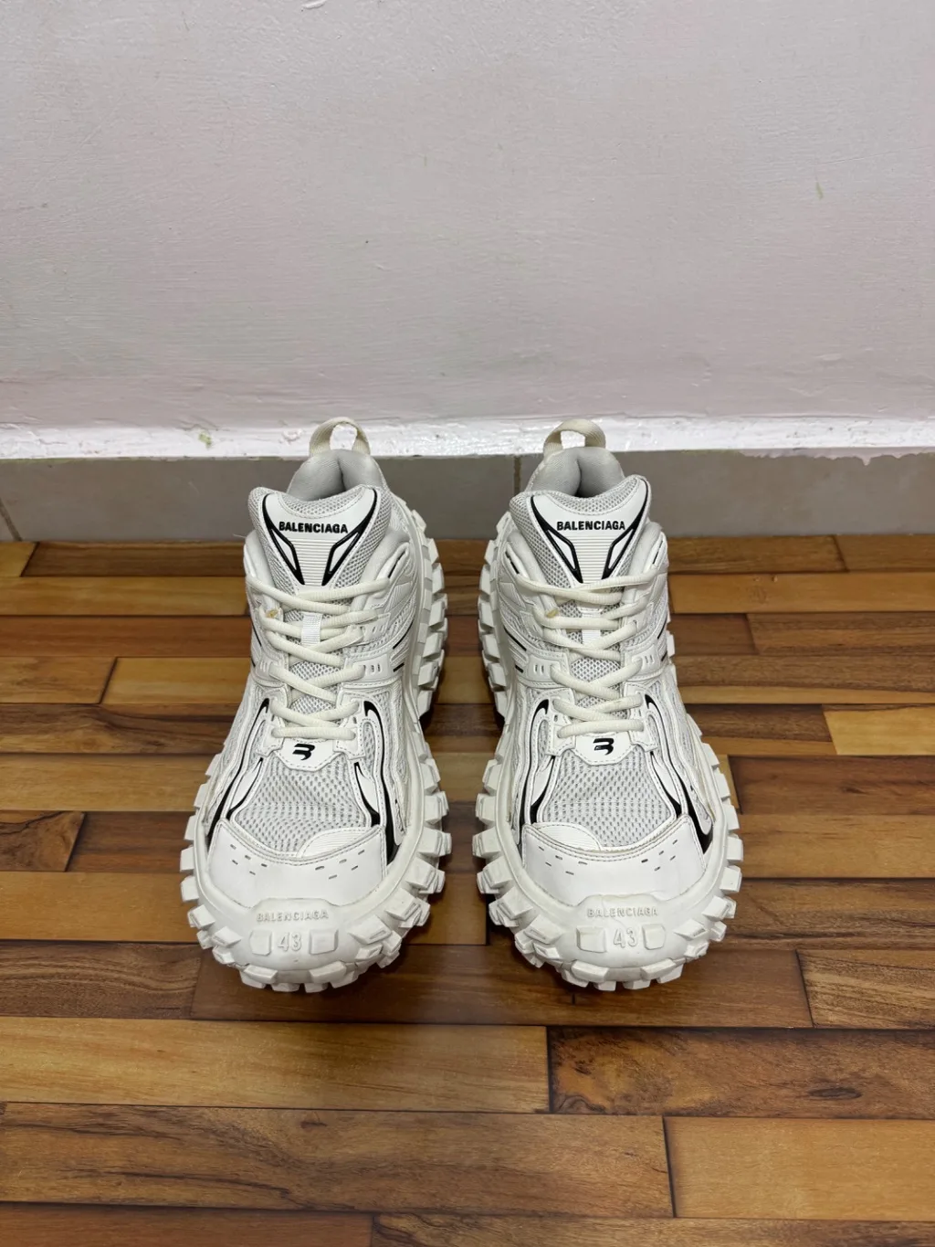 BALENCIAGA DEFENDERS 🤍