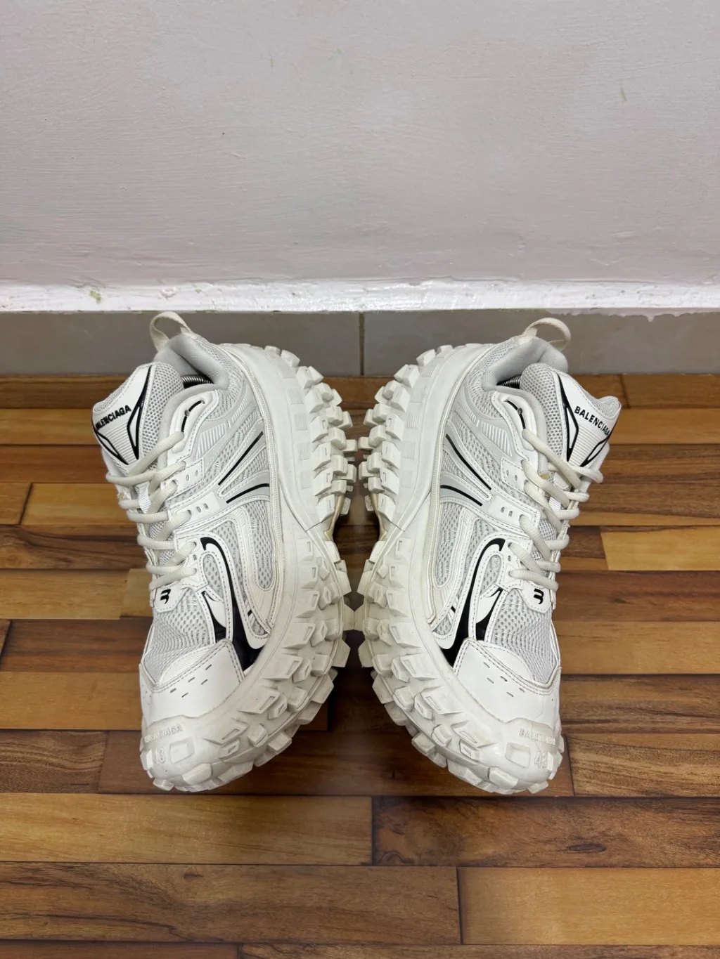 BALENCIAGA DEFENDERS 🤍