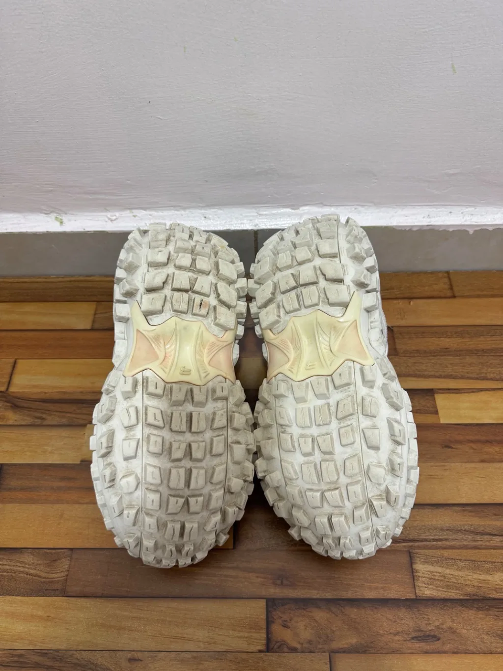 BALENCIAGA DEFENDERS 🤍