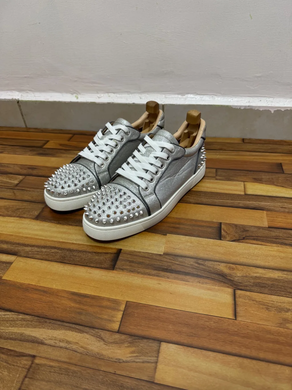 CHRISTIAN LOUBOUTIN 🩶
