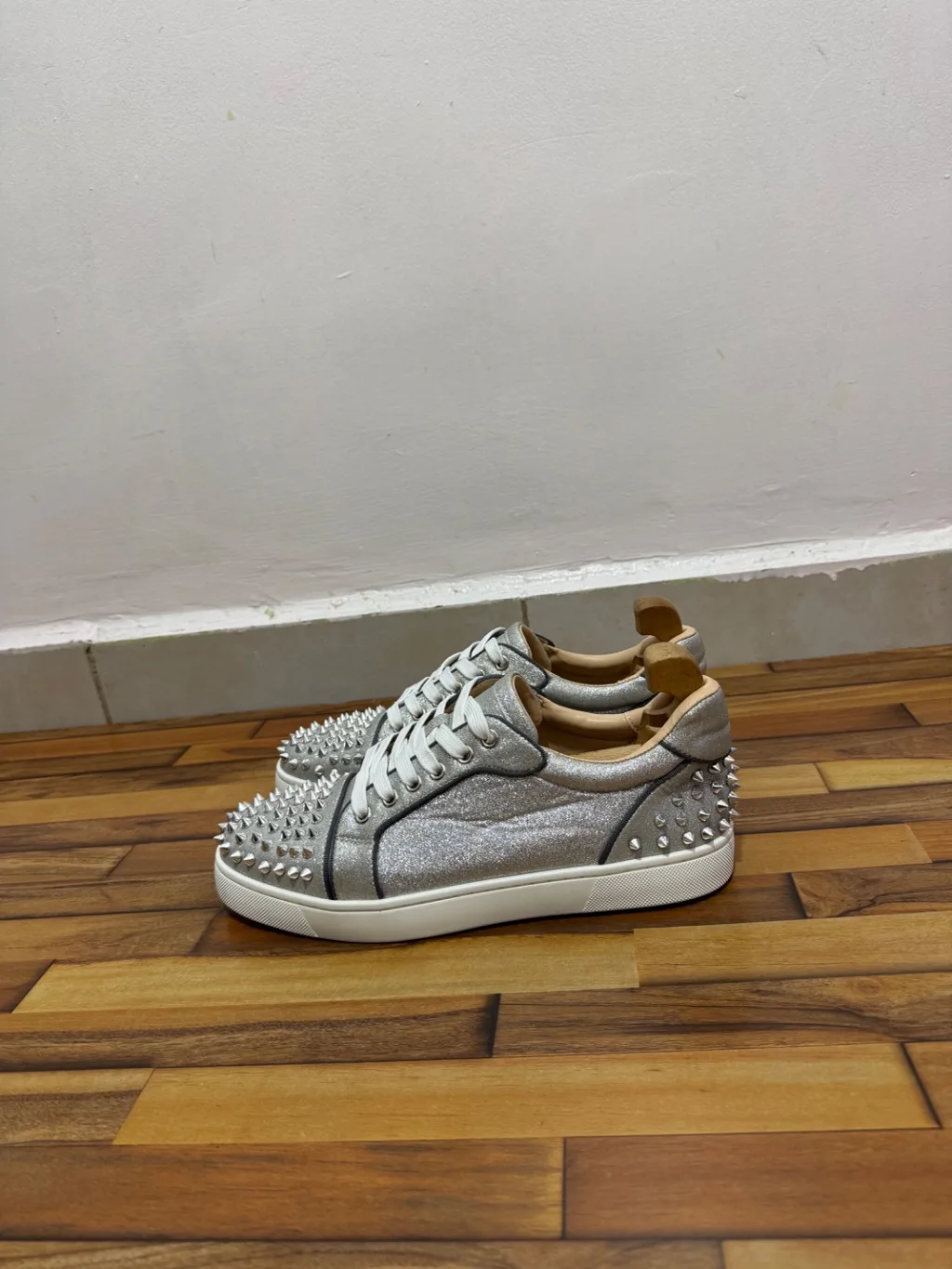 CHRISTIAN LOUBOUTIN 🩶