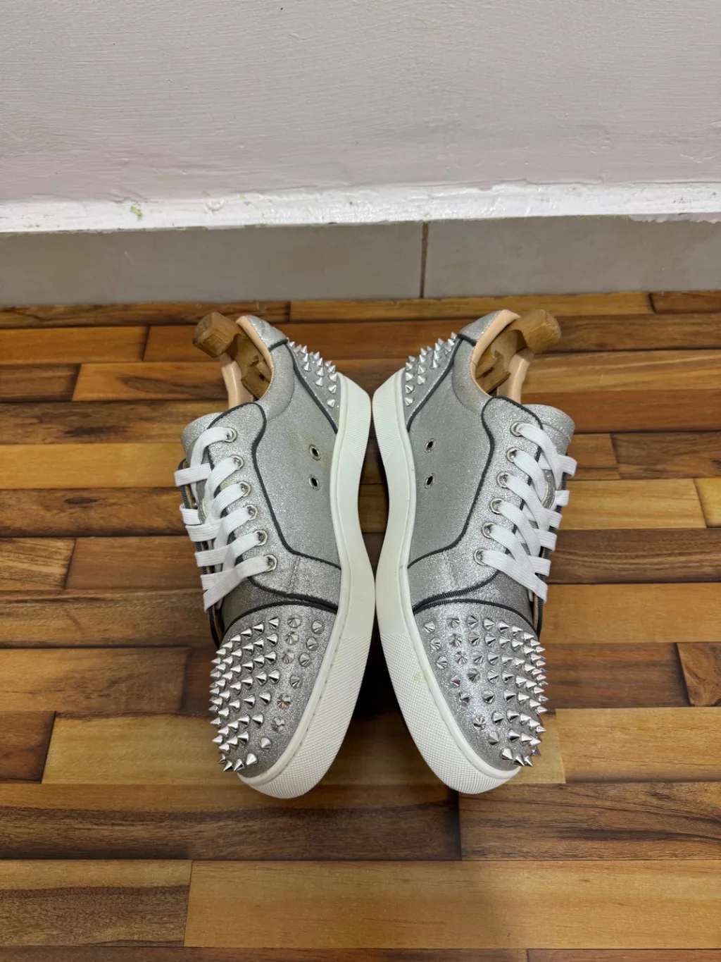 CHRISTIAN LOUBOUTIN 🩶