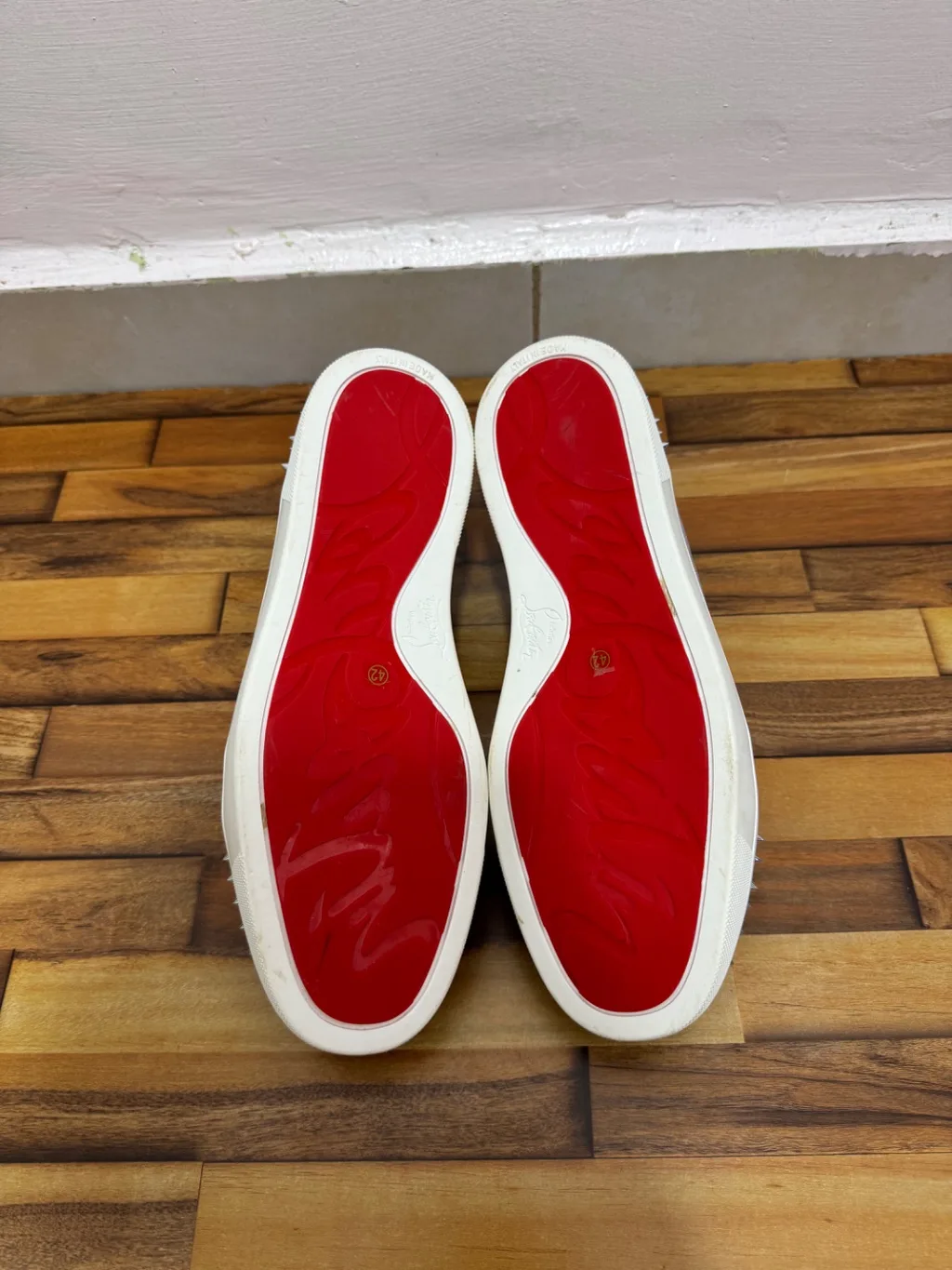 CHRISTIAN LOUBOUTIN 🩶