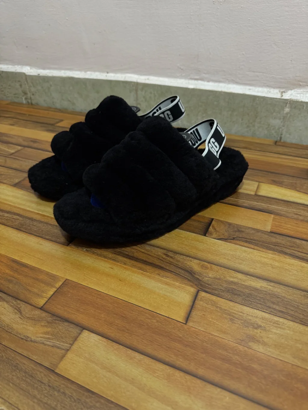UGG FLUFF SLIDES 🖤
