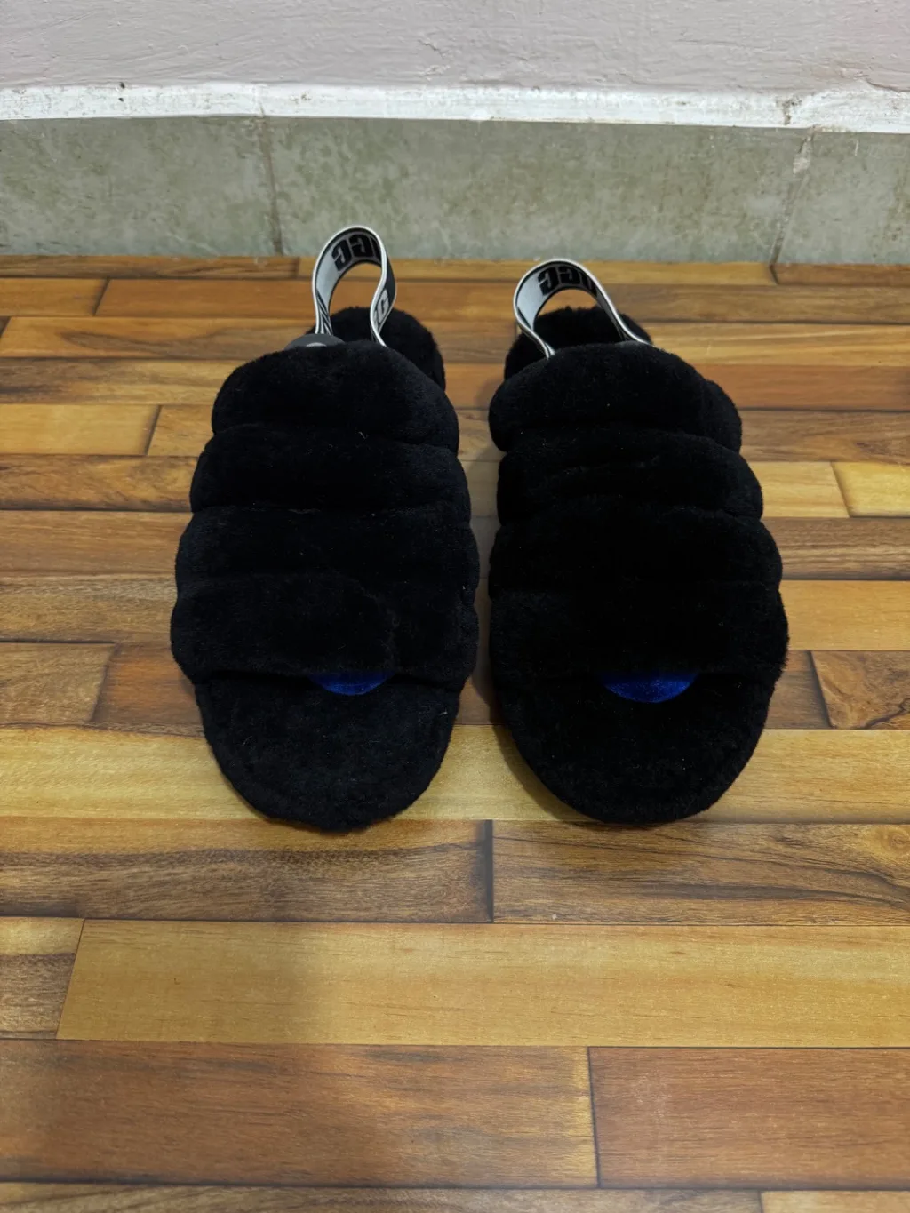 UGG FLUFF SLIDES 🖤