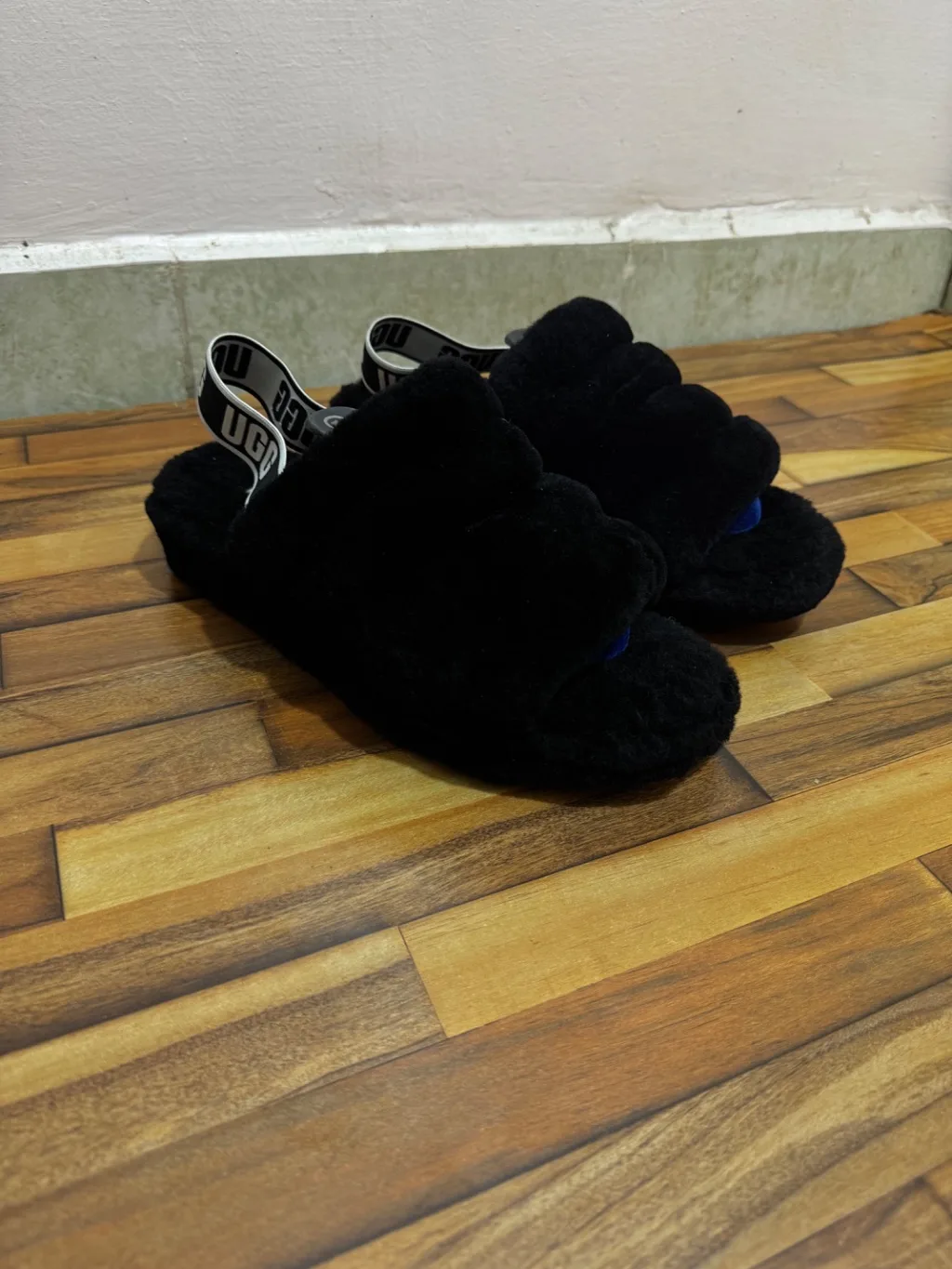 UGG FLUFF SLIDES 🖤