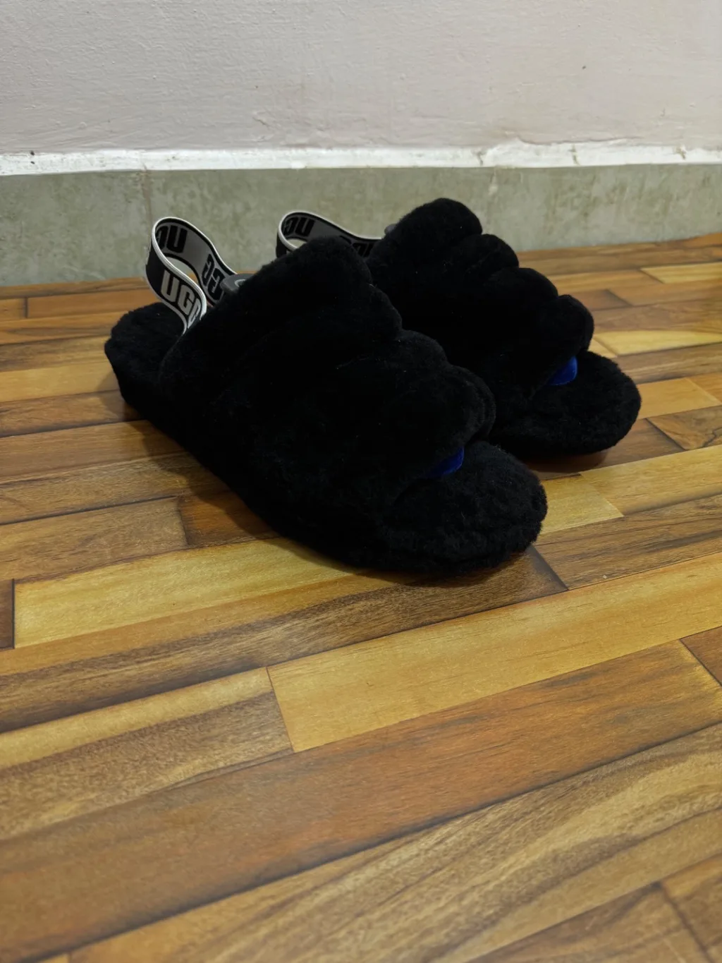 UGG FLUFF SLIDES 🖤