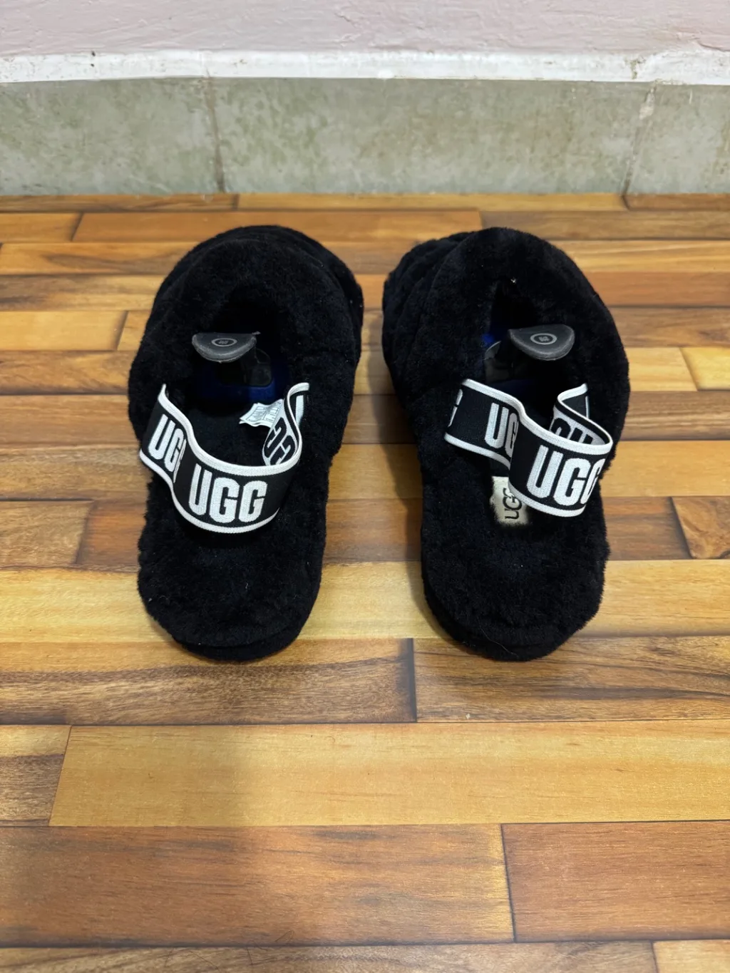 UGG FLUFF SLIDES 🖤