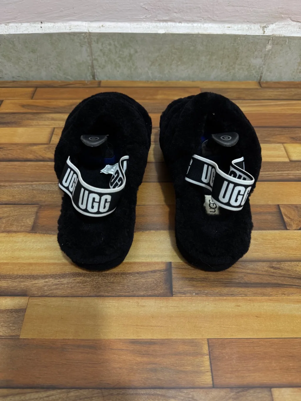 UGG FLUFF SLIDES 🖤