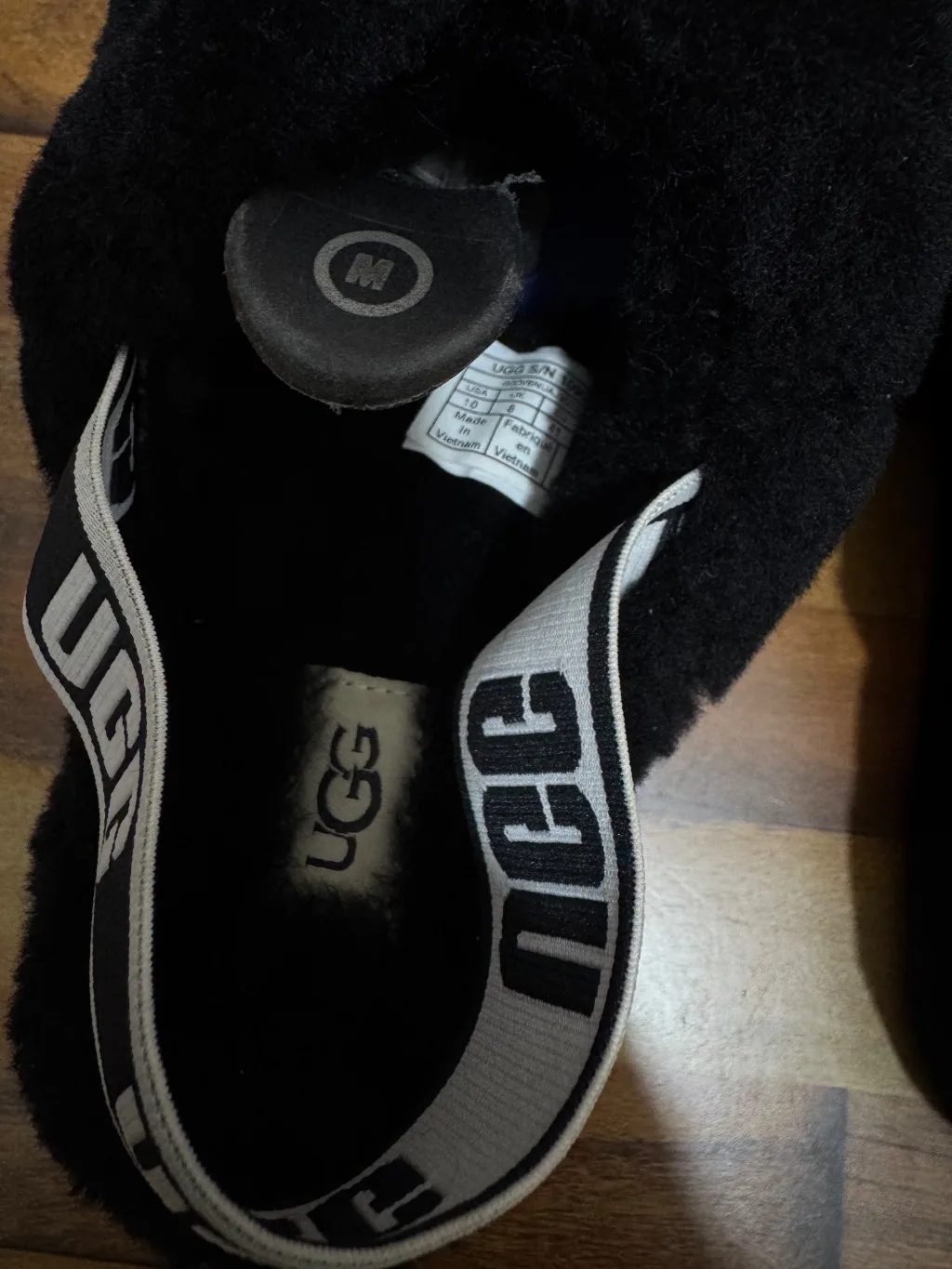 UGG FLUFF SLIDES 🖤