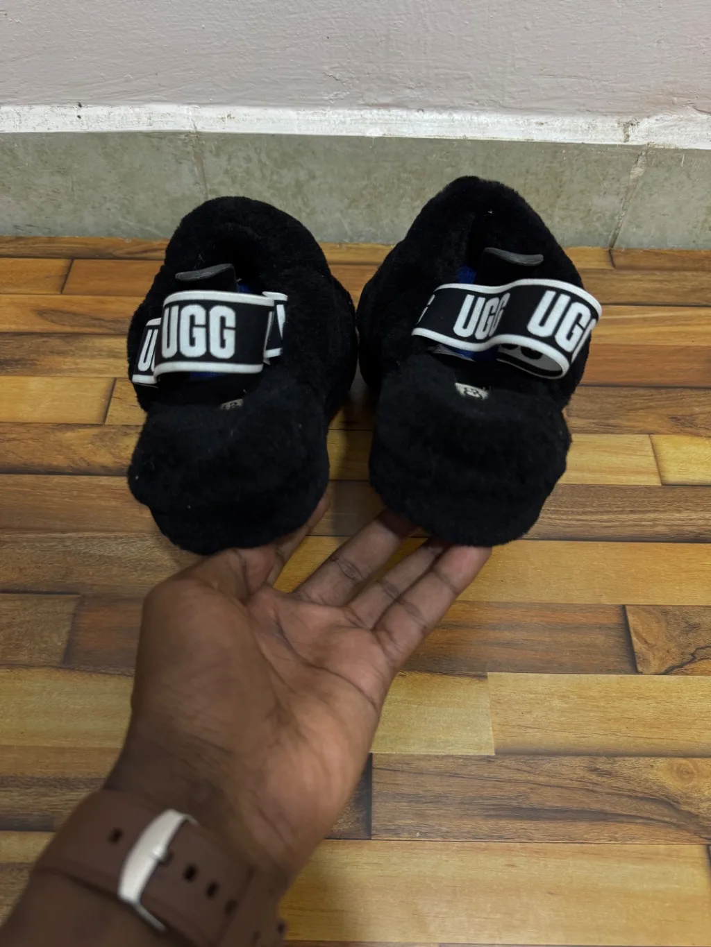UGG FLUFF SLIDES 🖤