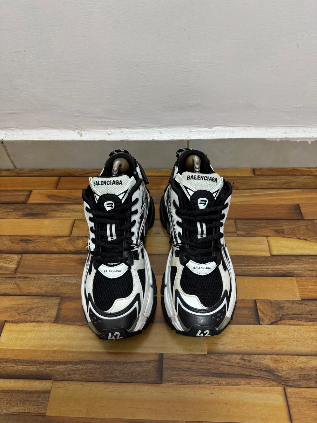 BALENCIAGA RUNNERS 🖤