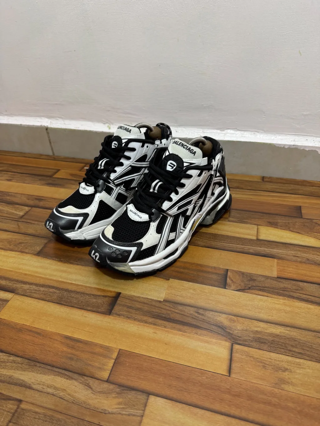 BALENCIAGA RUNNERS 🖤