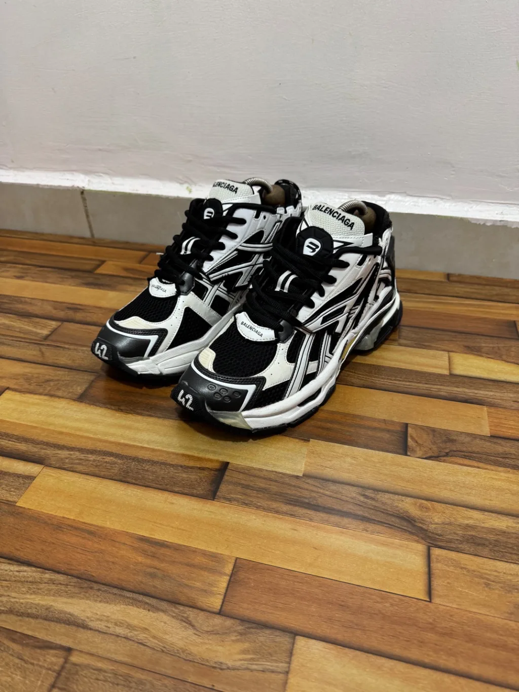 BALENCIAGA RUNNERS 🖤