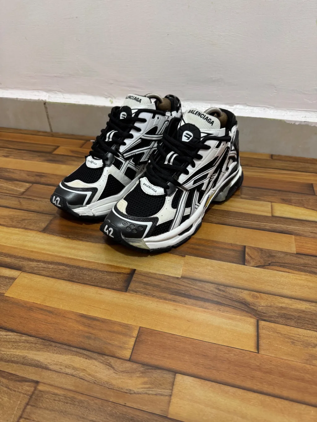 BALENCIAGA RUNNERS 🖤