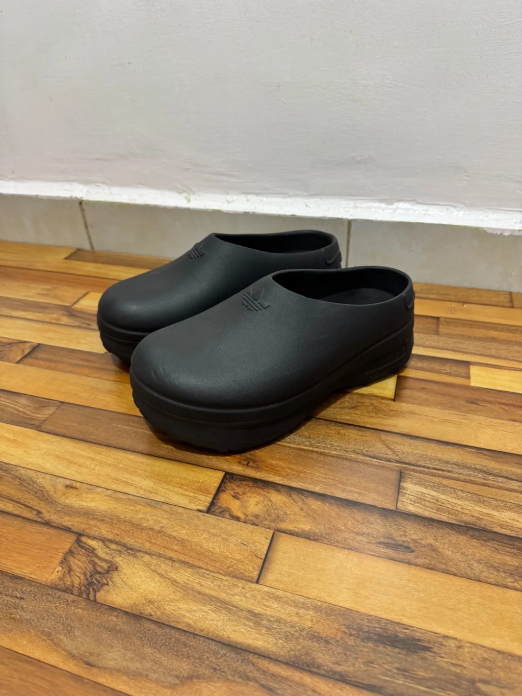 ADIDAS MULES 🖤
