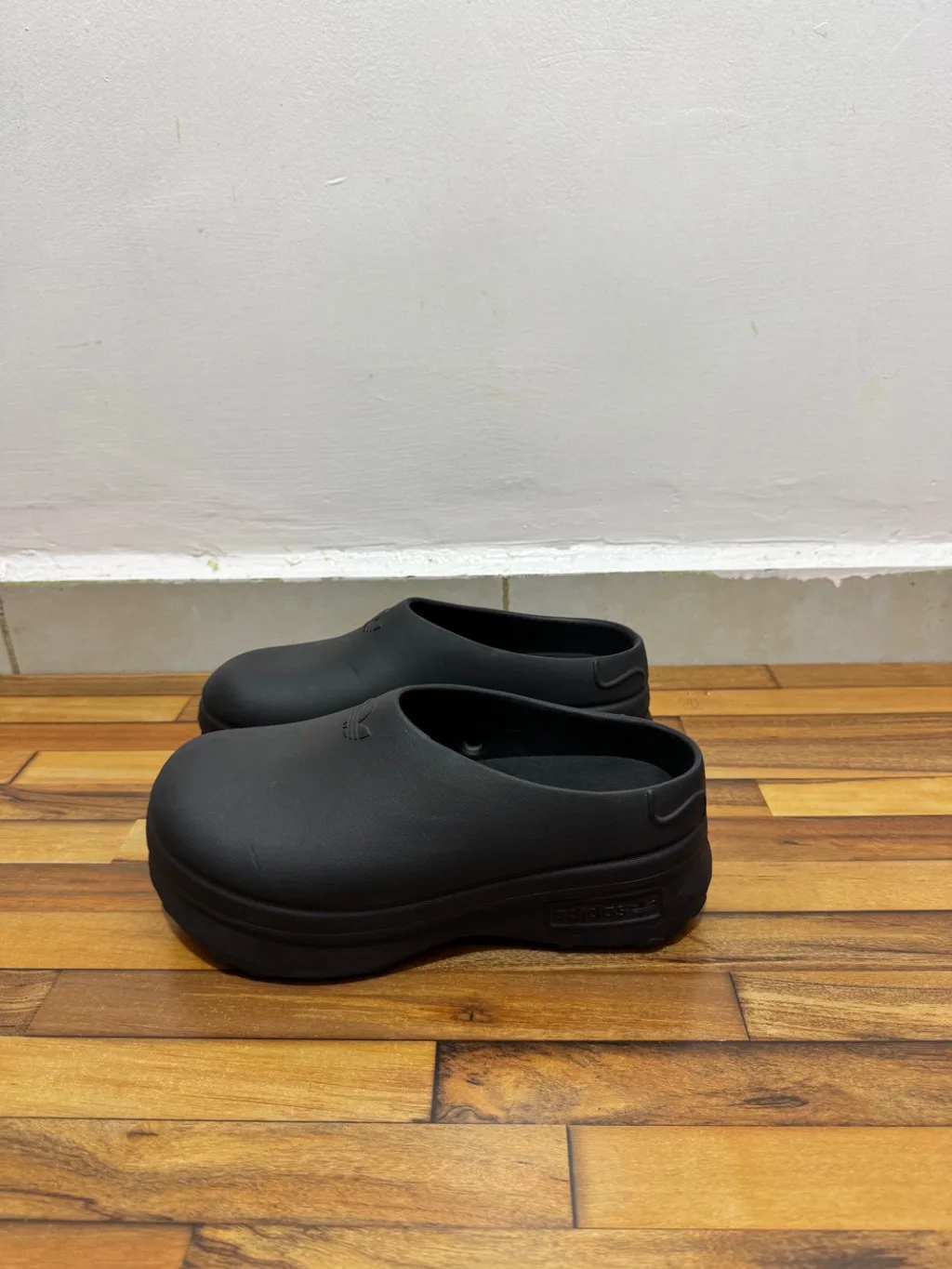 ADIDAS MULES 🖤