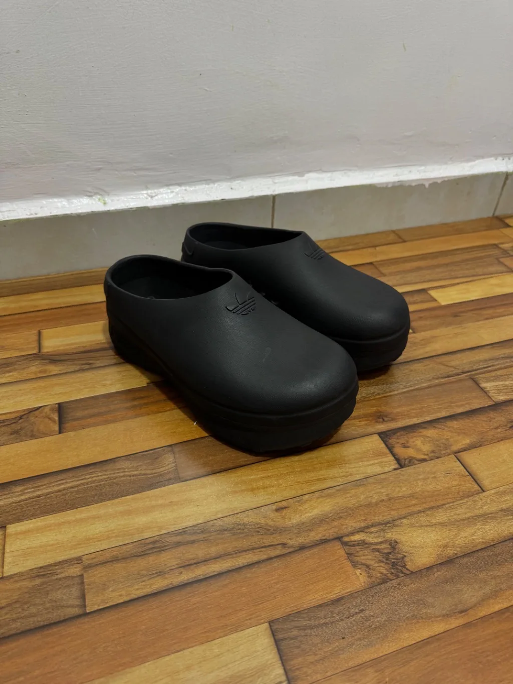 ADIDAS MULES 🖤