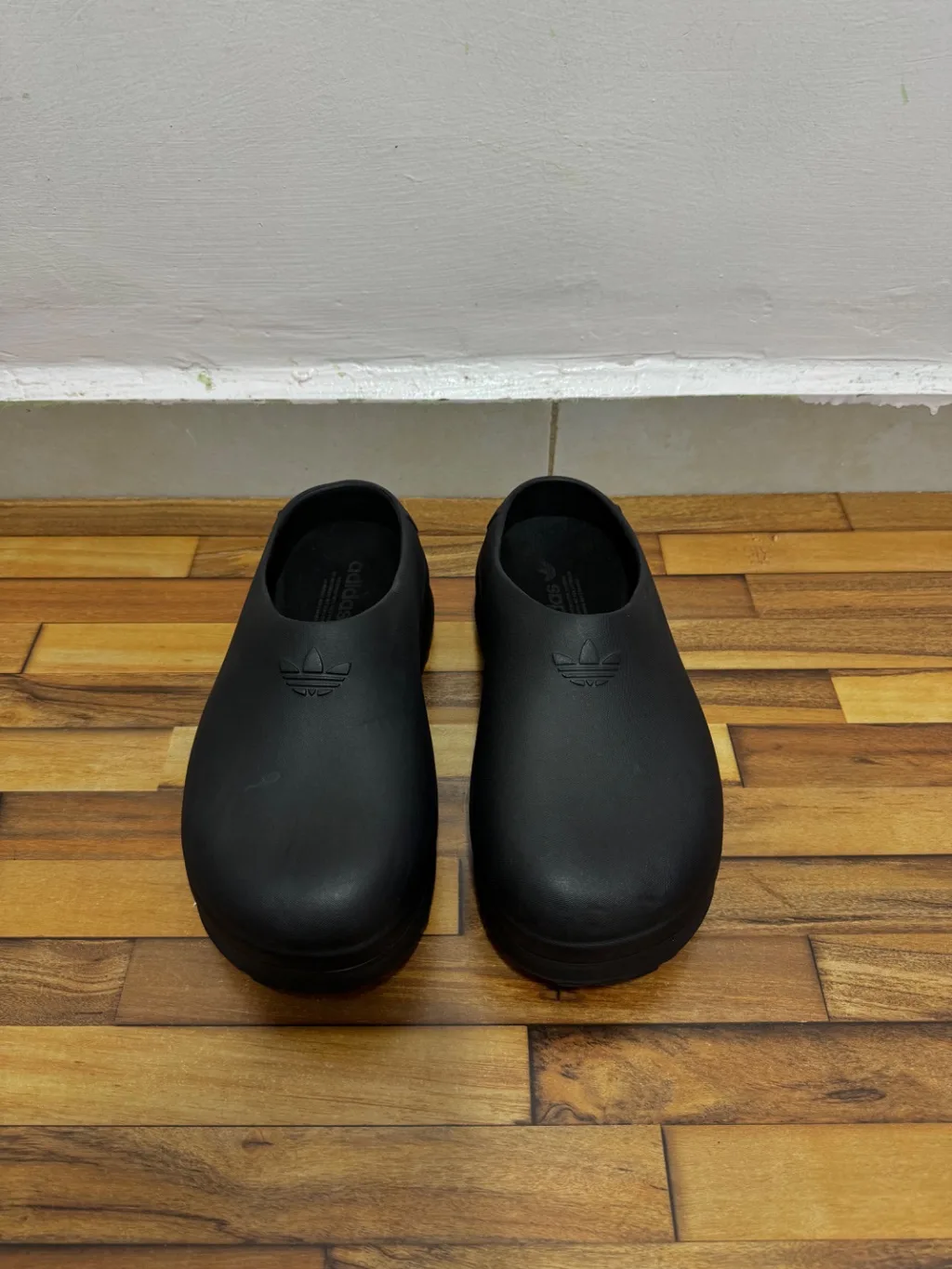 ADIDAS MULES 🖤