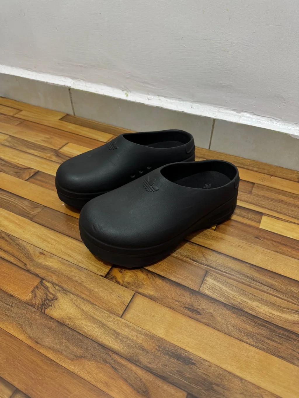 ADIDAS MULES 🖤
