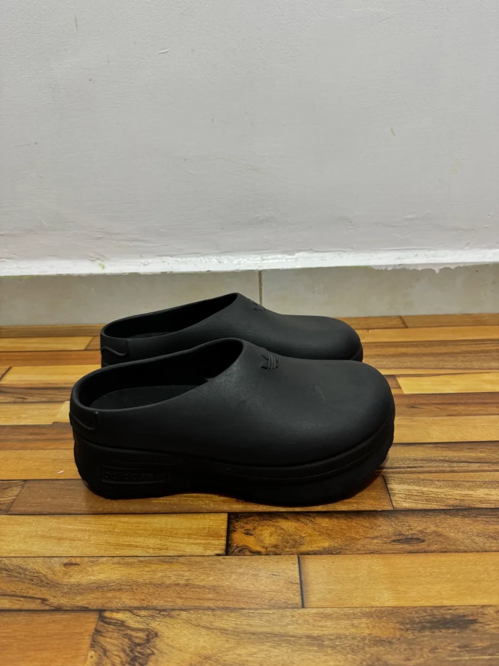 ADIDAS MULES 🖤
