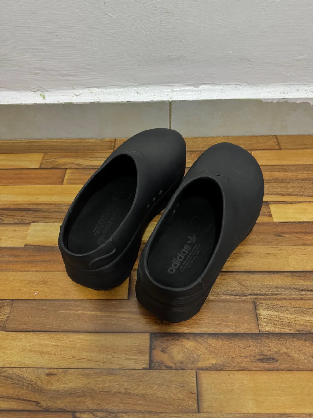 ADIDAS MULES 🖤