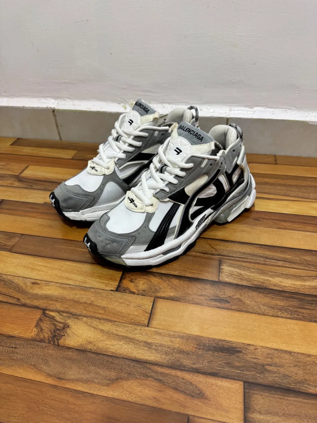 BALENCIAGA RUNNERS 🖤