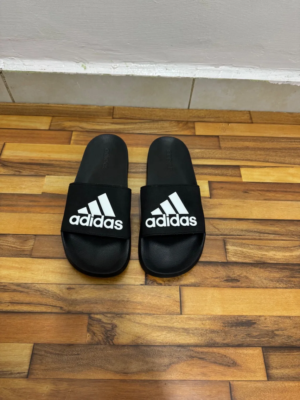 ADIDAS SLIDES 🖤