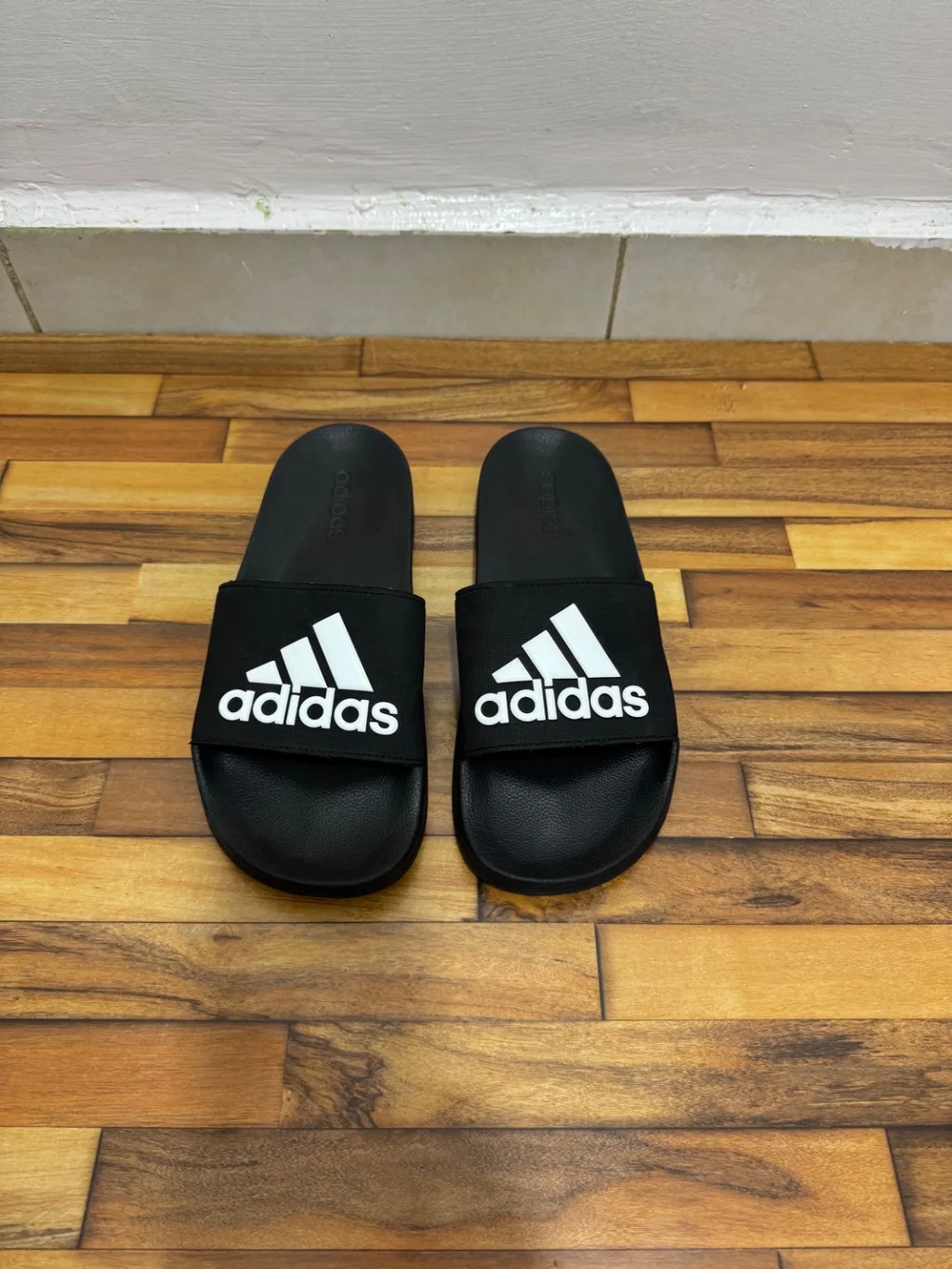 ADIDAS SLIDES 🖤