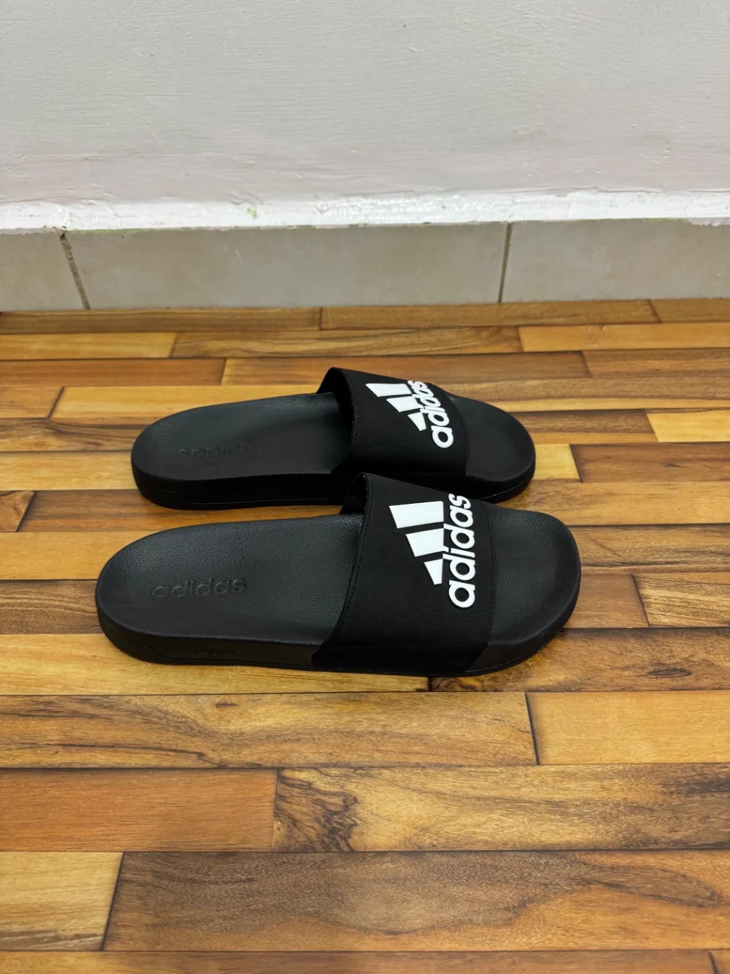ADIDAS SLIDES 🖤