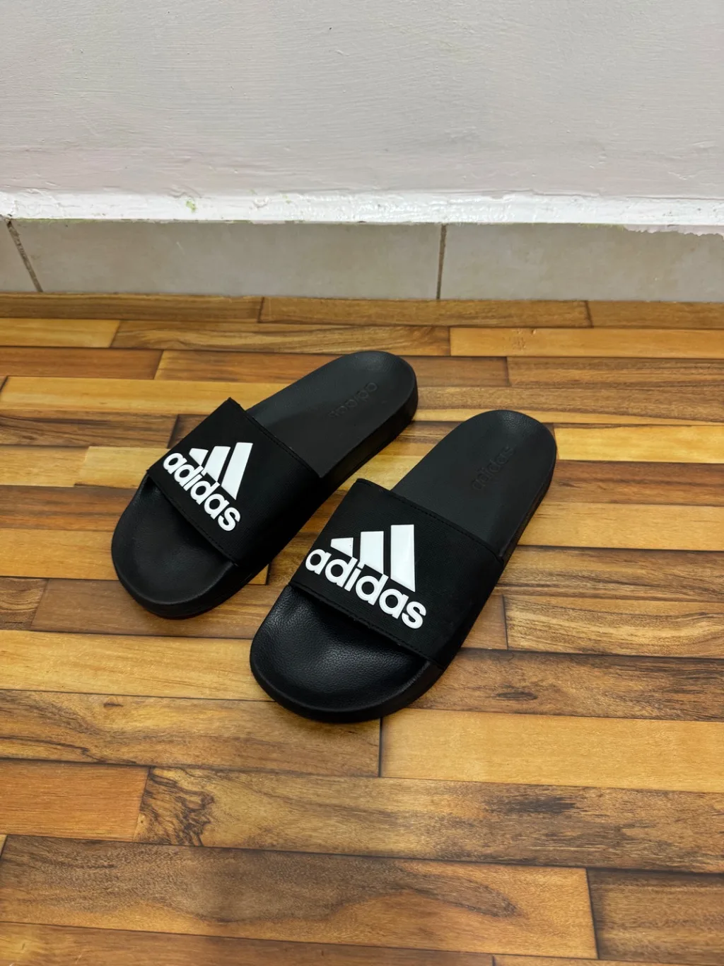 ADIDAS SLIDES 🖤