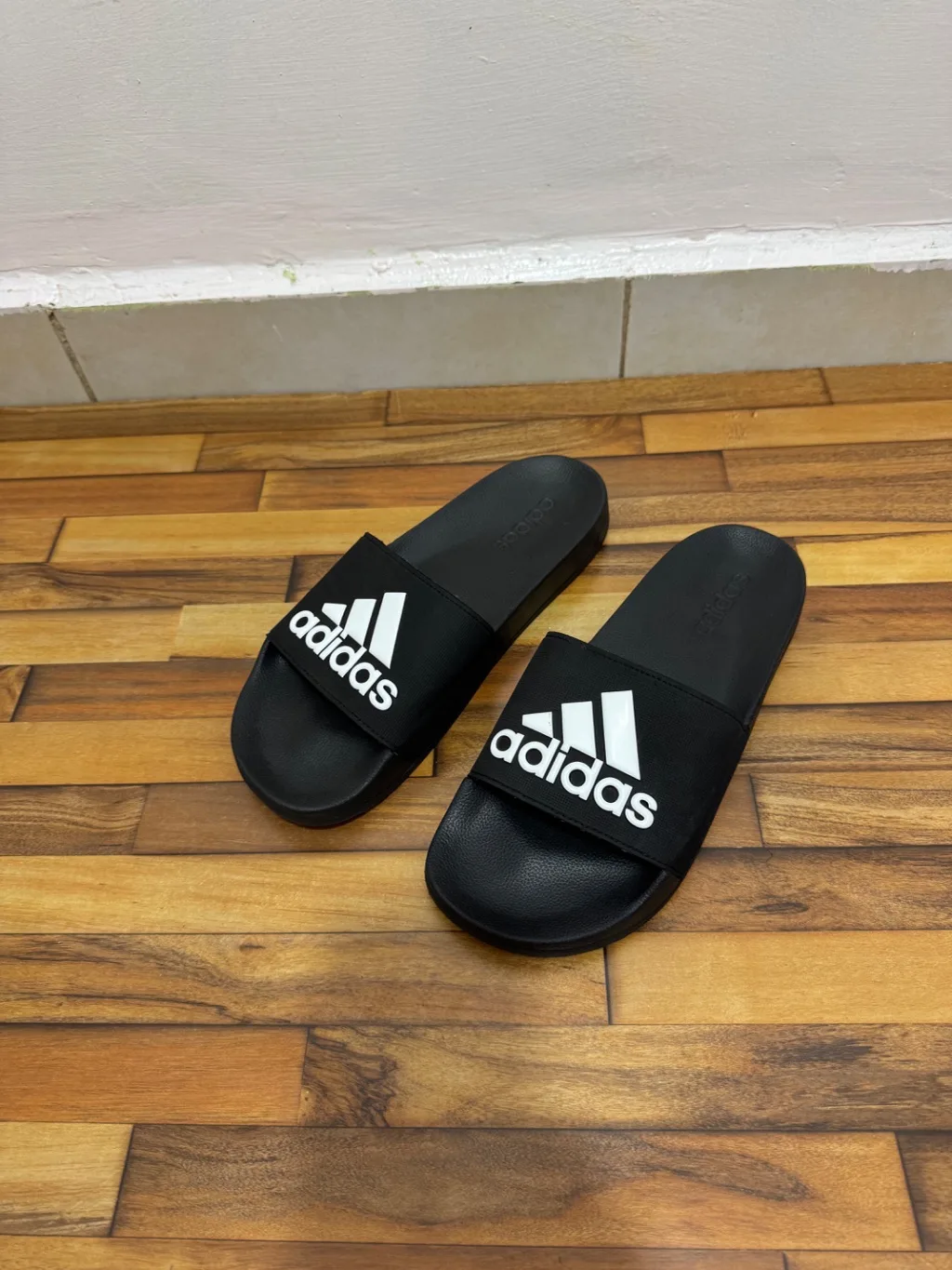 ADIDAS SLIDES 🖤