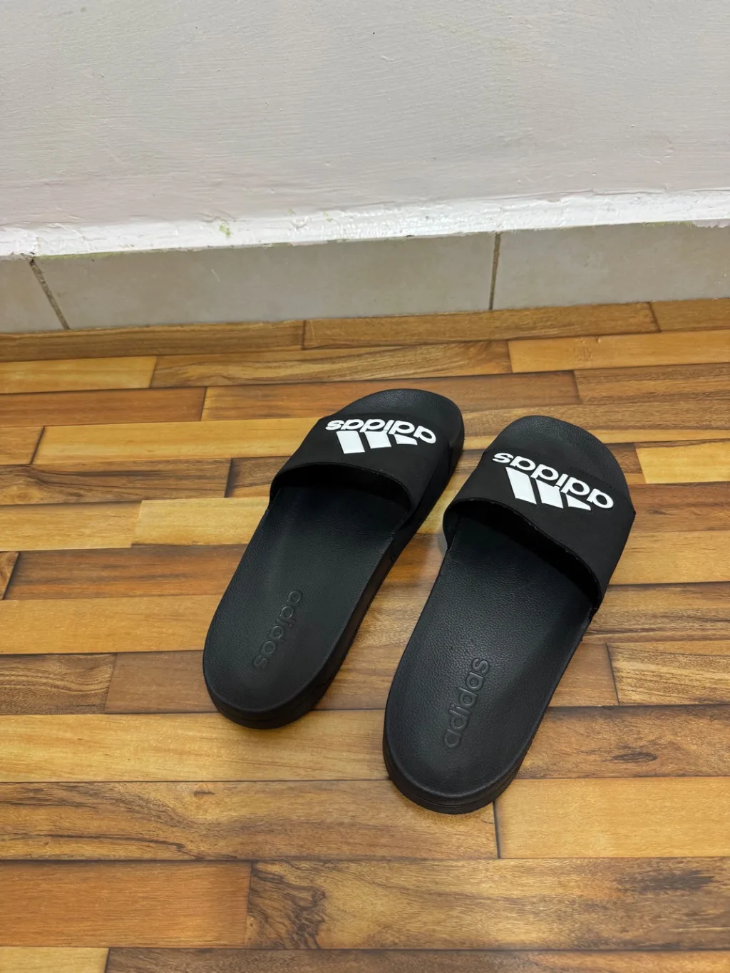 ADIDAS SLIDES 🖤