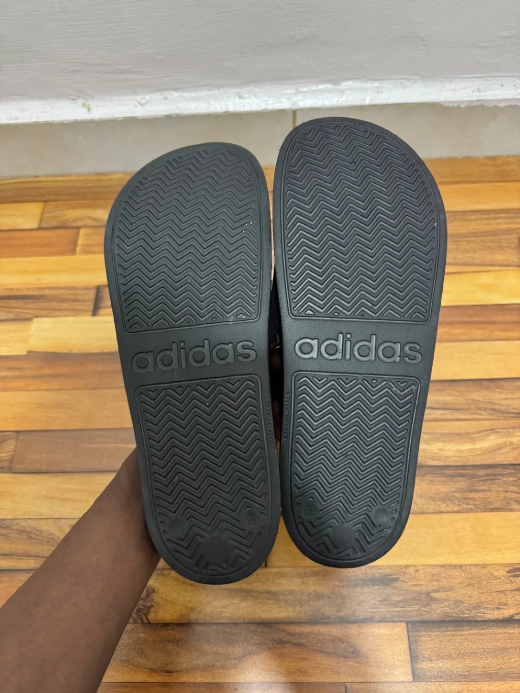 ADIDAS SLIDES 🖤