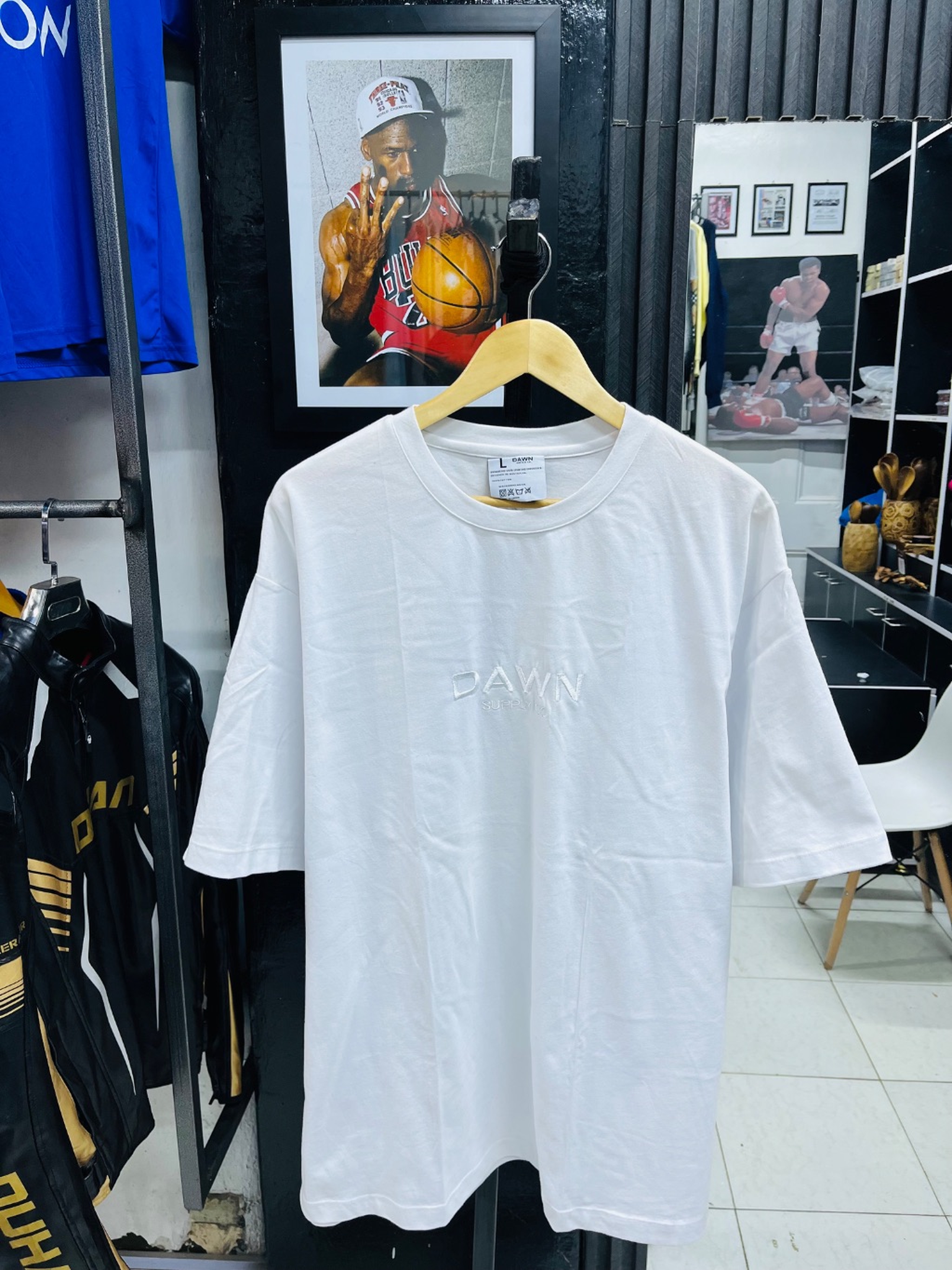 Plain white tshirt