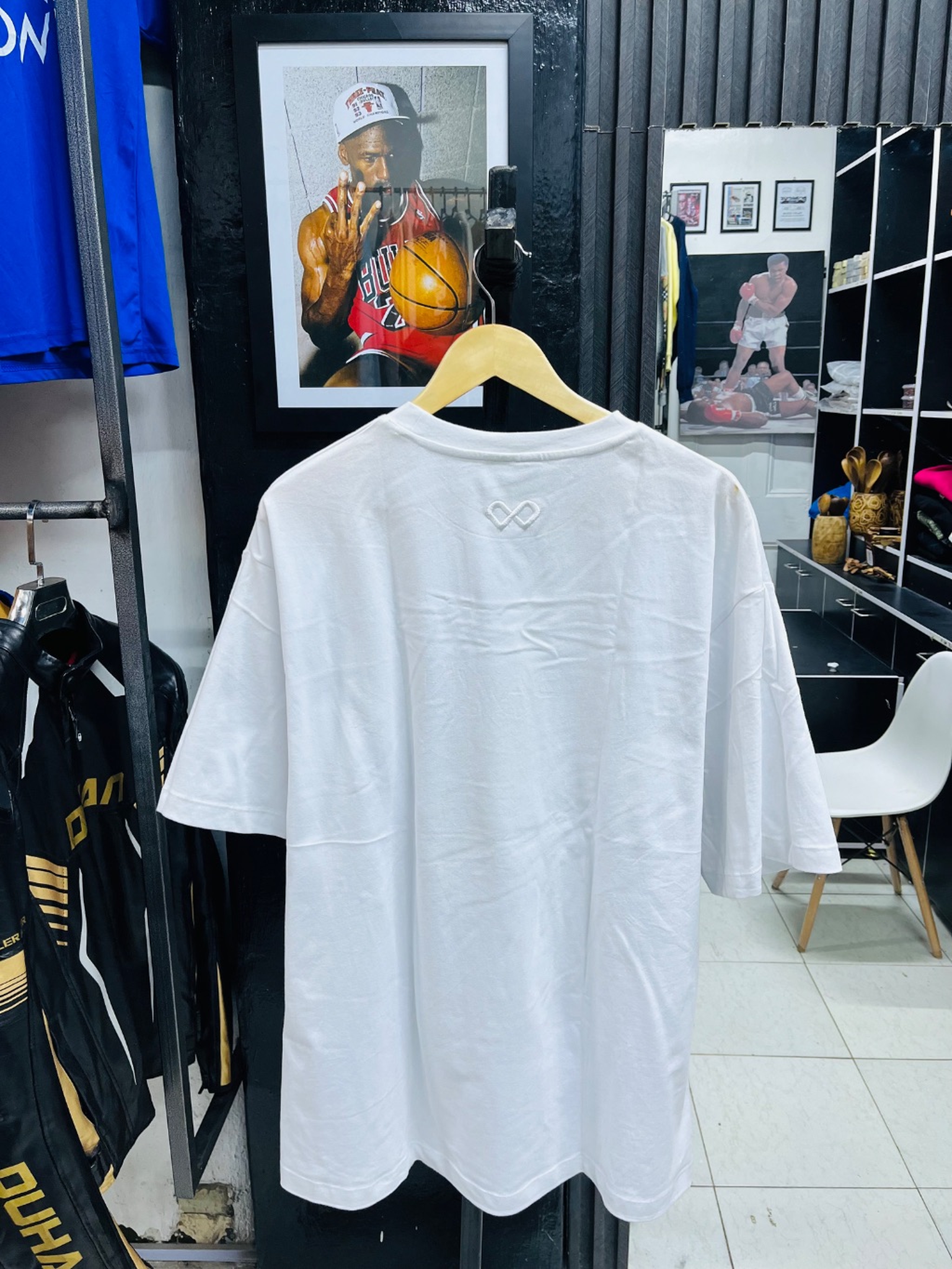 Plain white tshirt