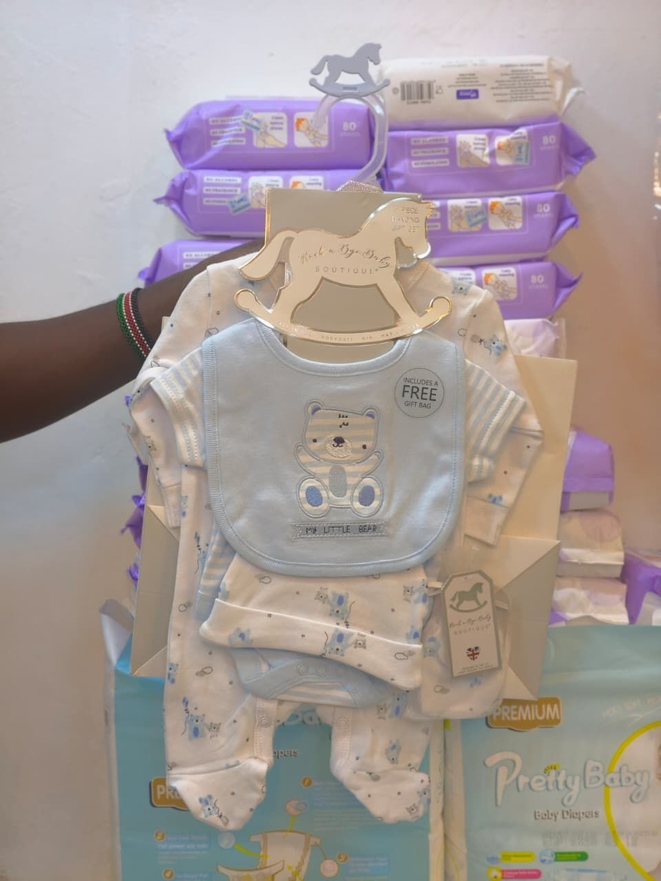 5-Piece Layette Set (Onesie, Bib, Hat, Mitts, Socks.)