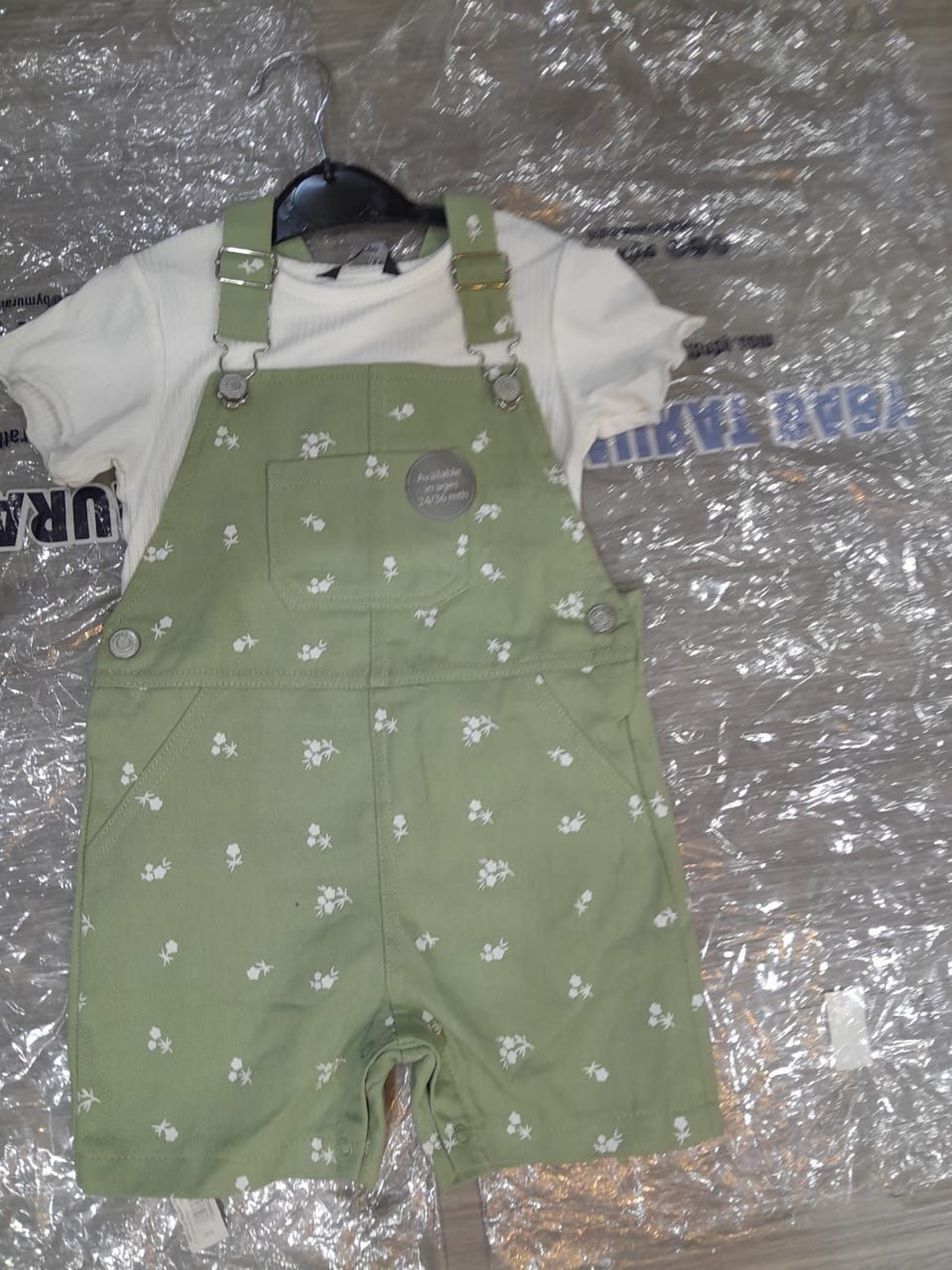 2-Piece Baby Girl Green Floral Print Short Dungaree & White Top Set Sage Green Flower Print Overalls Romper with Ribbed White T-Shirt