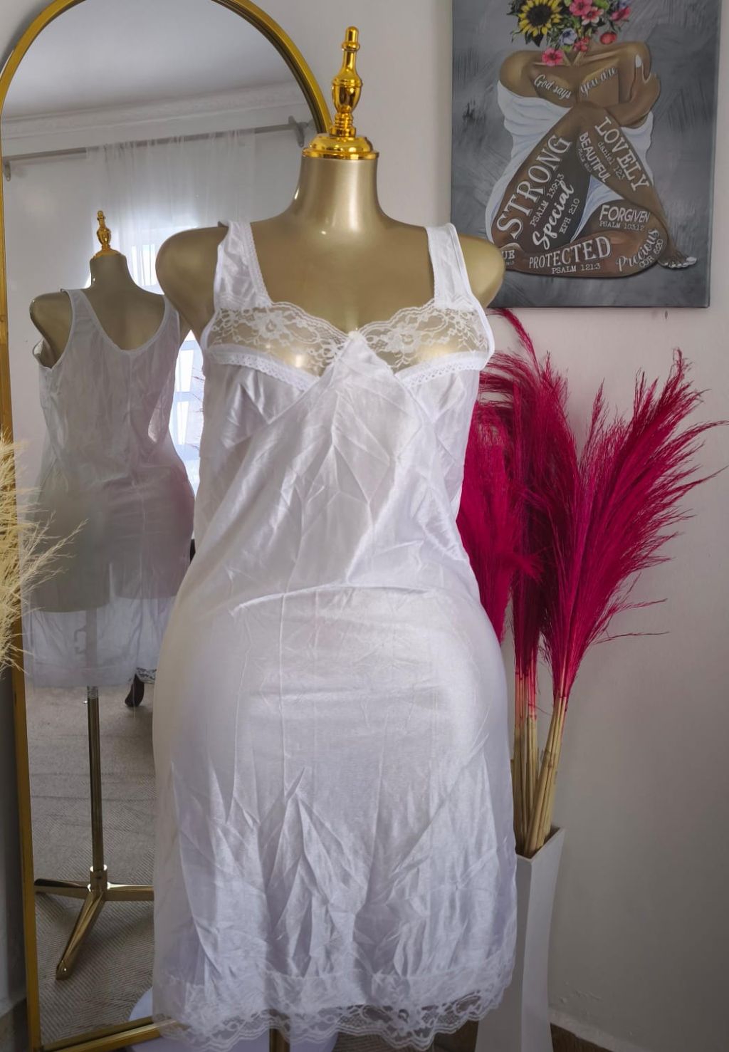 Minimalist Scalloped Embroidery Petticoat with Sleek Finish