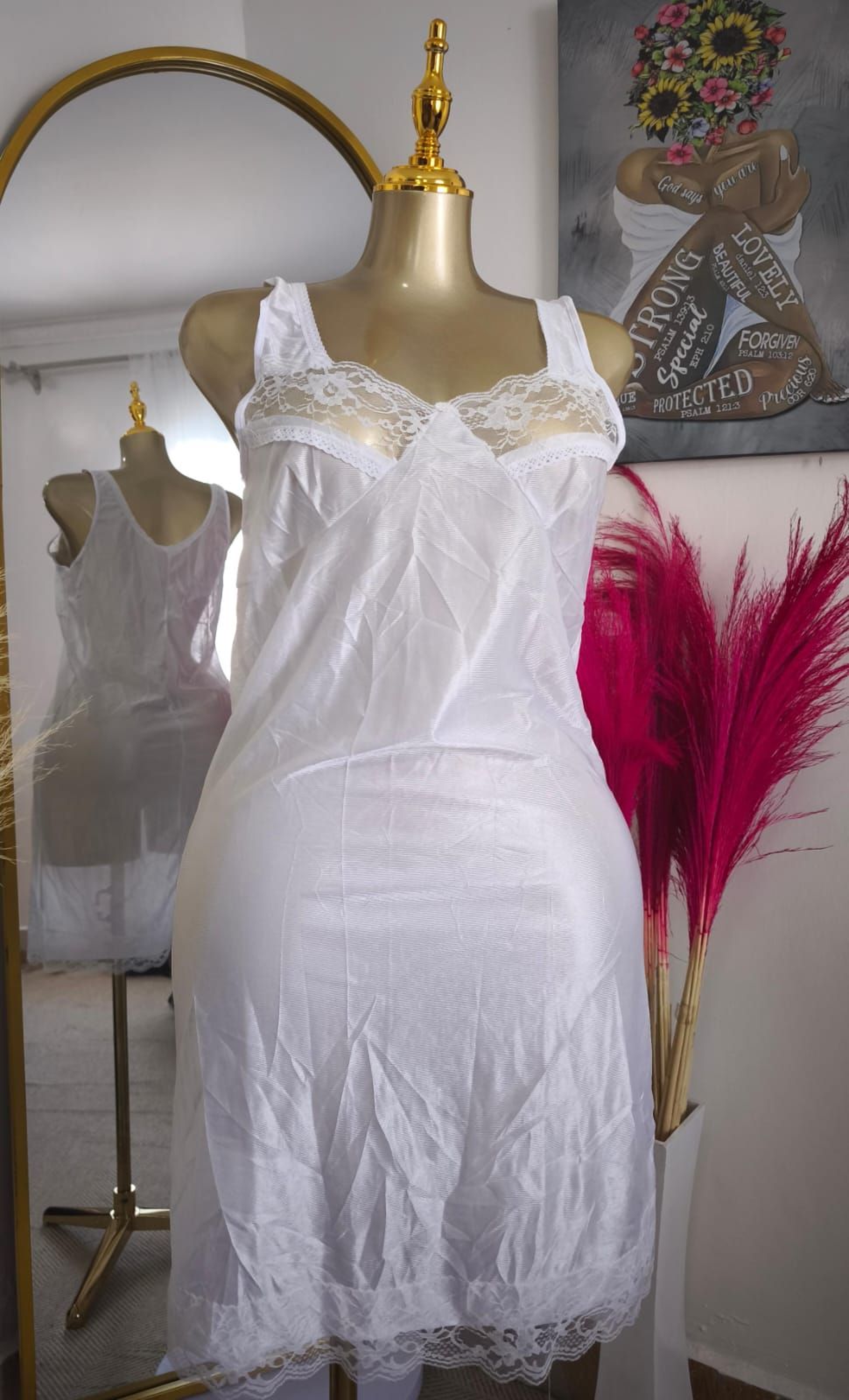 Minimalist Scalloped Embroidery Petticoat with Sleek Finish