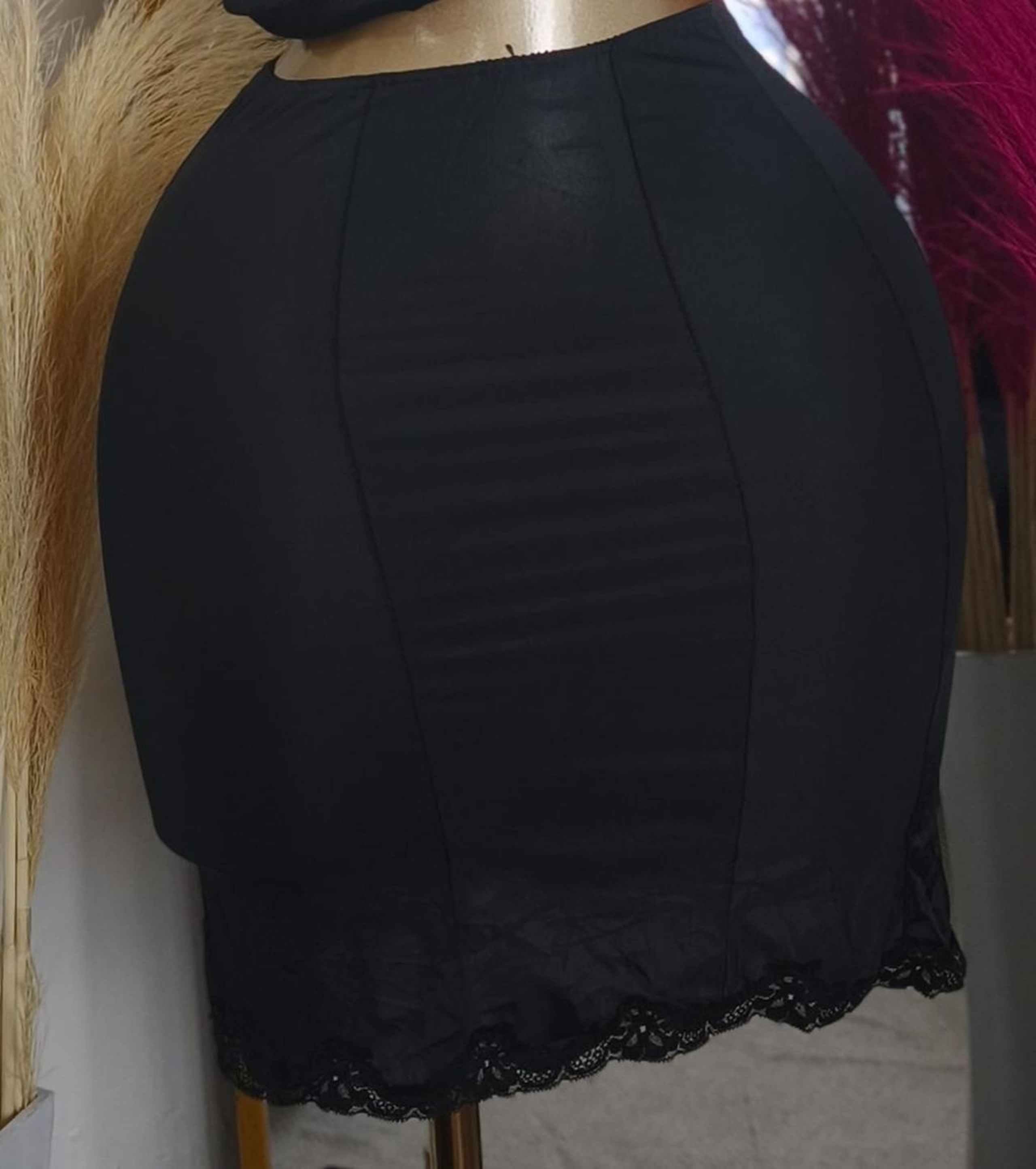 Black Lace Trim Smooth Silhouette Petticoat