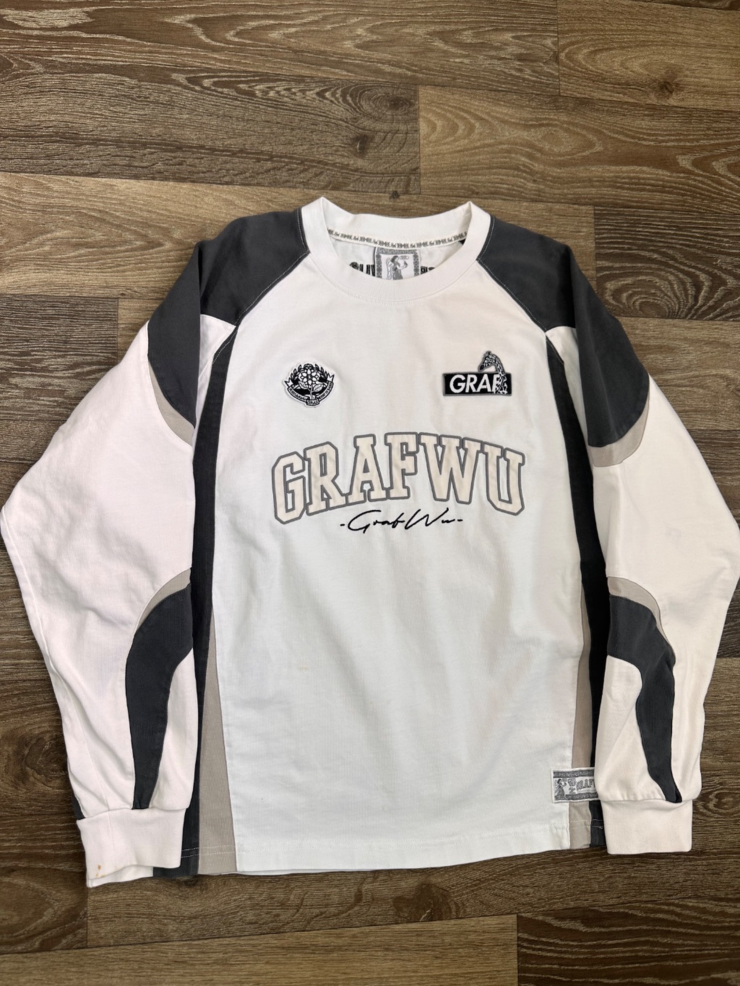 Grafwu raglan- sleeve sweatshirt