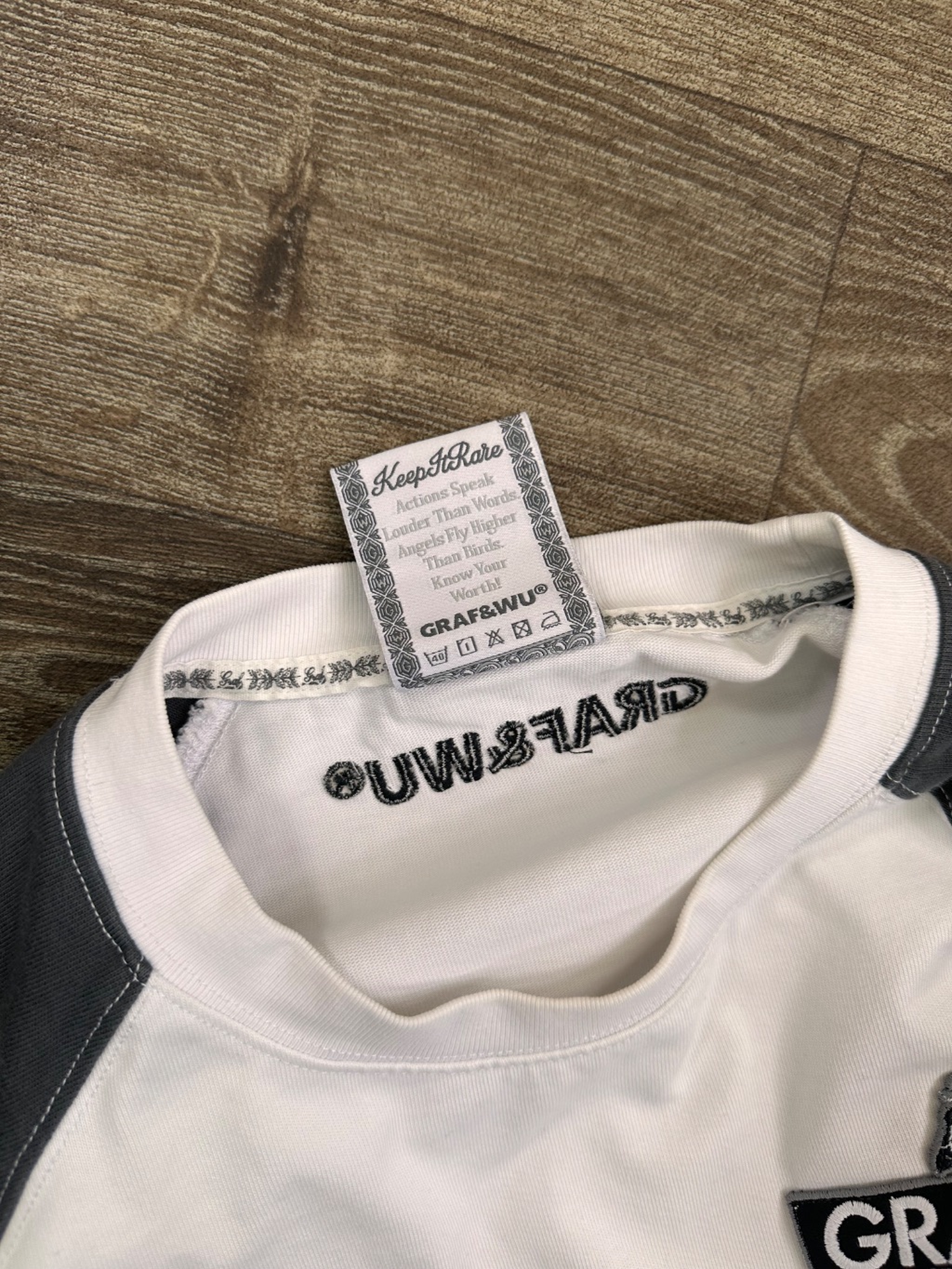 Grafwu raglan- sleeve sweatshirt