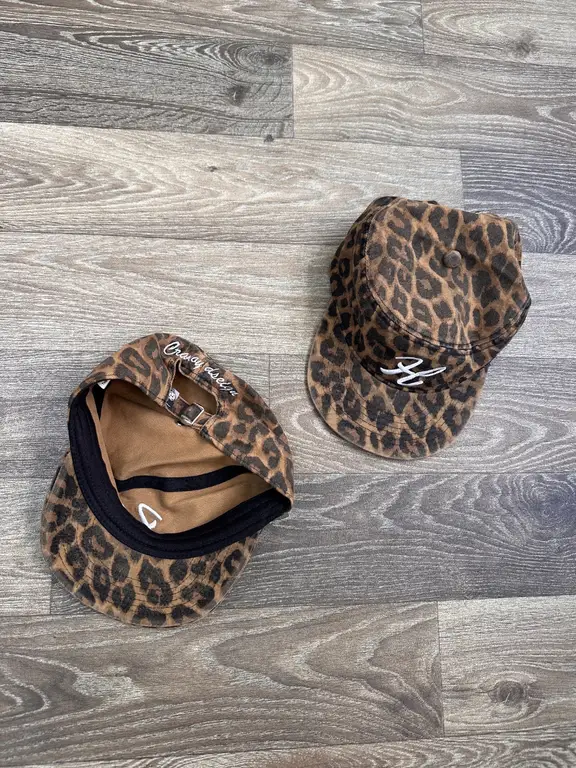 Hello Crayon Animal print panel cap