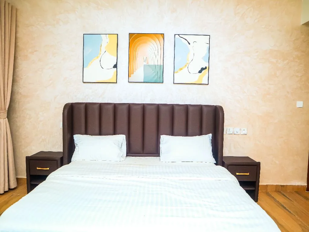 1 BED ROOM